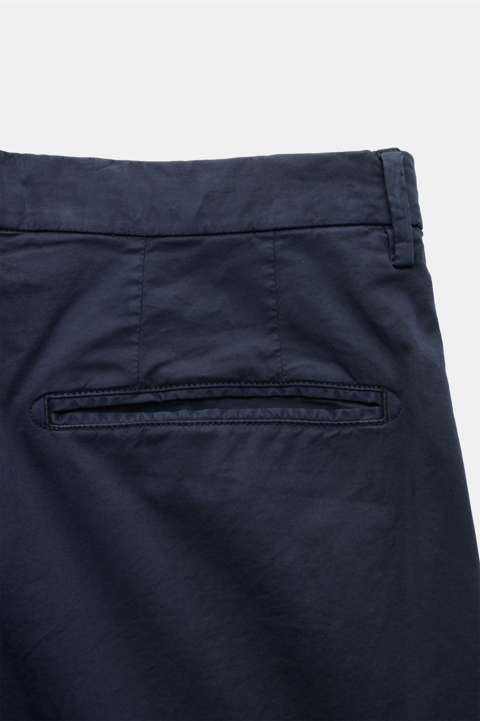 Boglioli Anzug 'K. Jacket' navy, Detailaufnahme Rückseite Hose mit paspelierter Gesäßtasche, Baumwoll-Twill, Slim Fit, leicht elastisch.