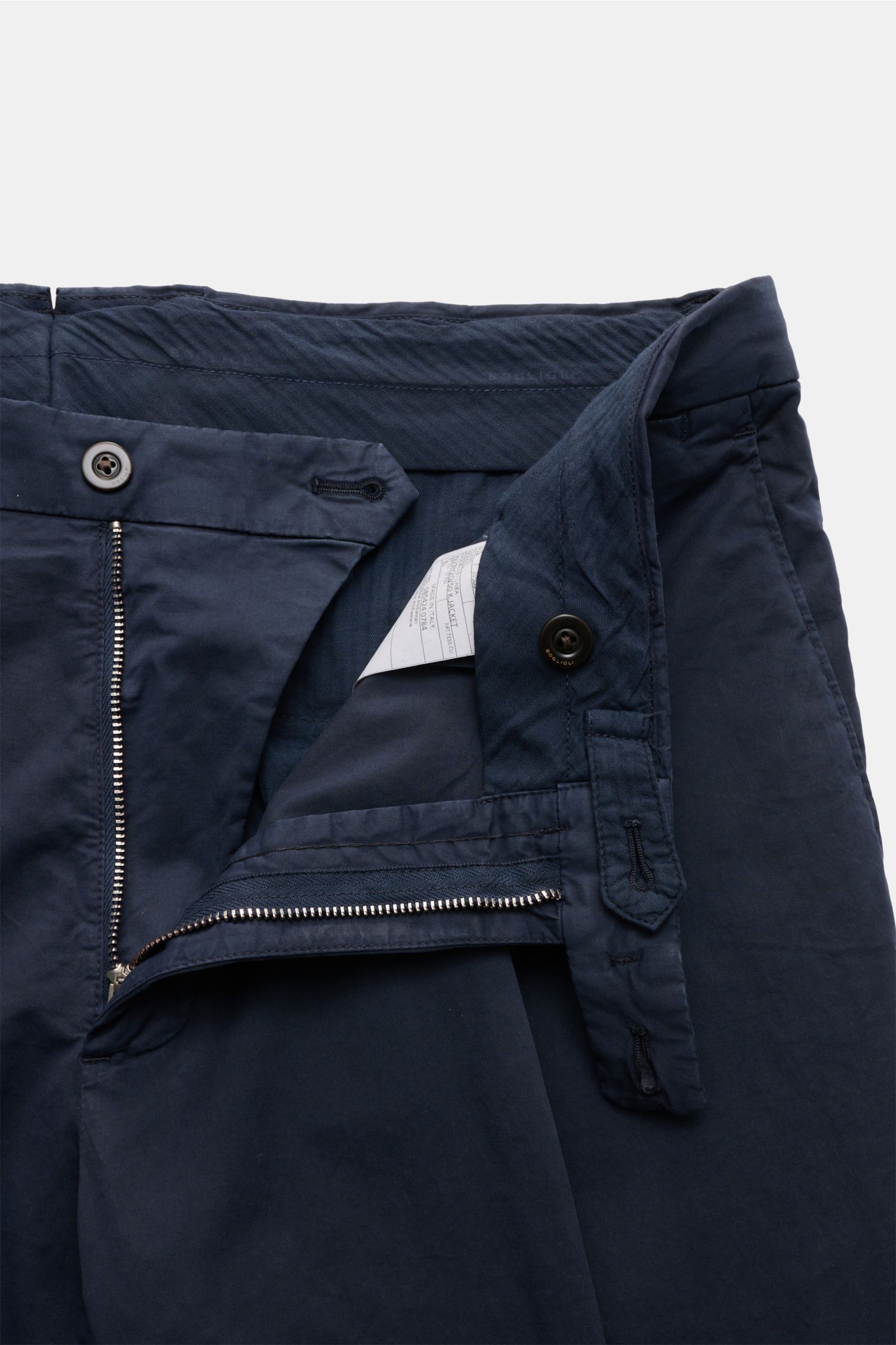 Boglioli Anzug 'K. Jacket' navy, Baumwoll-Twill Hose mit Reißverschluss, Knopfverschluss, hoher Bund, französische Taschen, Detailansicht innen.