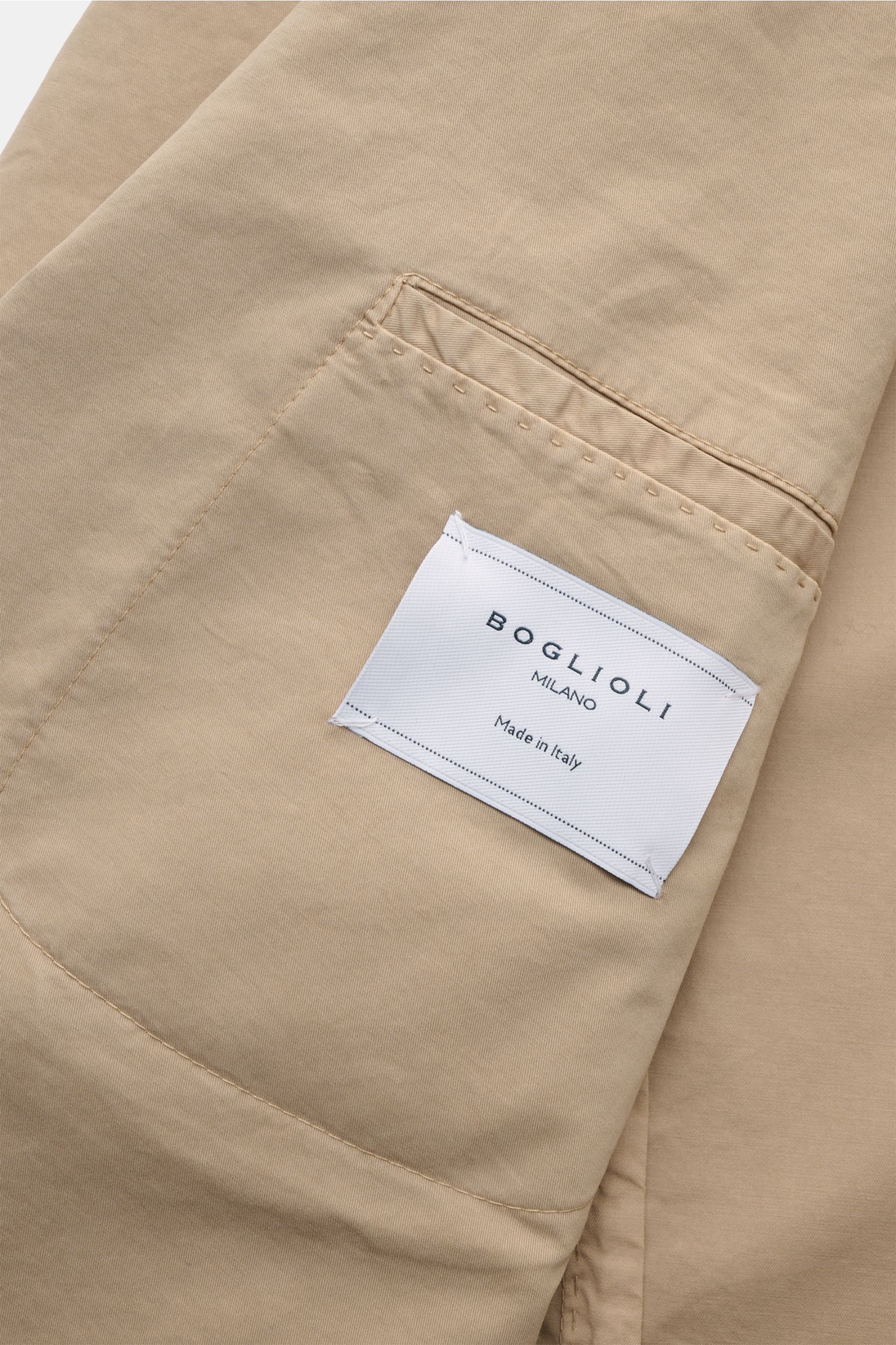 Beige Boglioli Anzug 'K. Jacket' in Nahaufnahme von innen, Baumwoll-Twill, leicht elastisch, Slim Fit, mit Markenschild innen am Sakko.