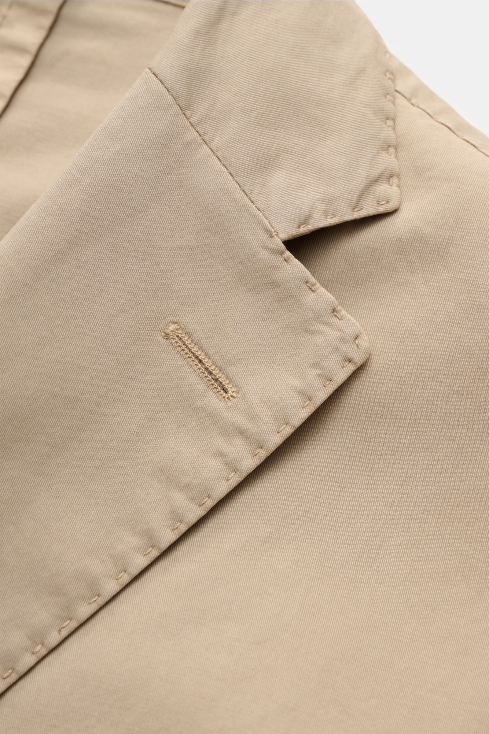 Beige Detailaufnahme des Boglioli Anzugs 'K. Jacket' mit twill Baumwolle, unstrukturiertem Revers und feinen Steppnähten, Slim Fit.