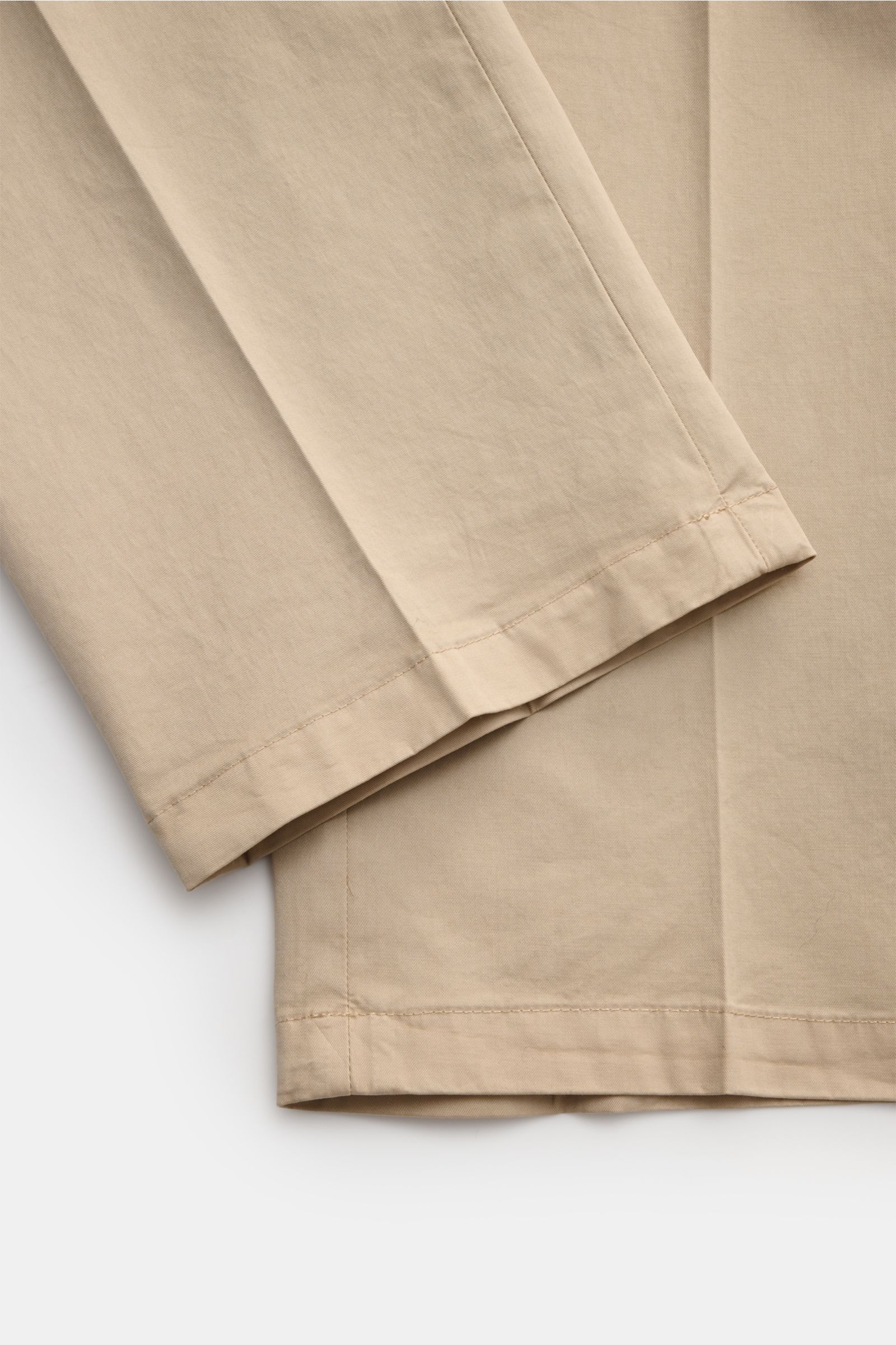 Beige Detailaufnahme des Boglioli Anzugs 'K. Jacket' mit Baumwoll-Twill, leicht elastisch, Slim Fit, Ärmel- und Saumansicht.