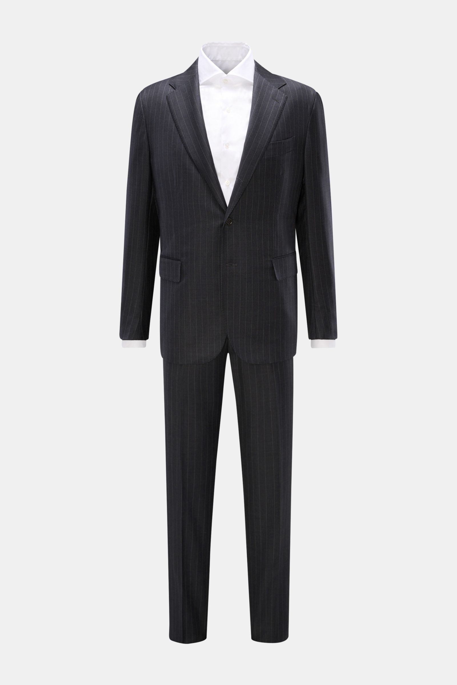Stile Latino Anzug 'Vincenzo' anthrazit gestreift, Frontansicht, Slim Fit Zweiteiler aus feinem Twill, Wolle, Sakko mit Drei-Knopf-Style, Hose mit Button Fly.