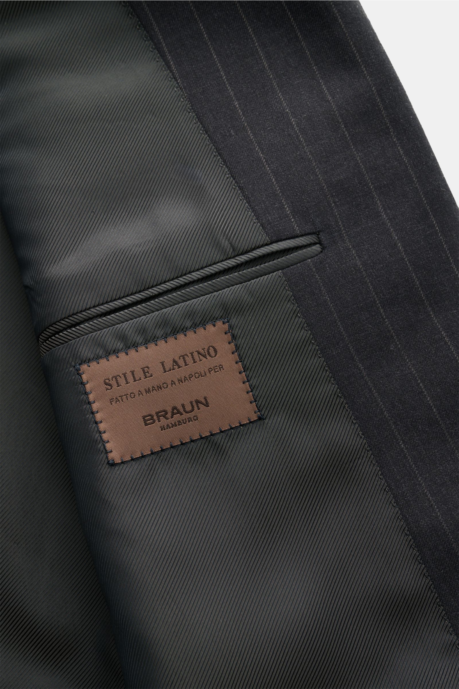 Nahaufnahme des Innenfutters und Brusttasche des Stile Latino Anzug 'Vincenzo' anthrazit gestreift aus feiner Wolle mit Twill-Textur.