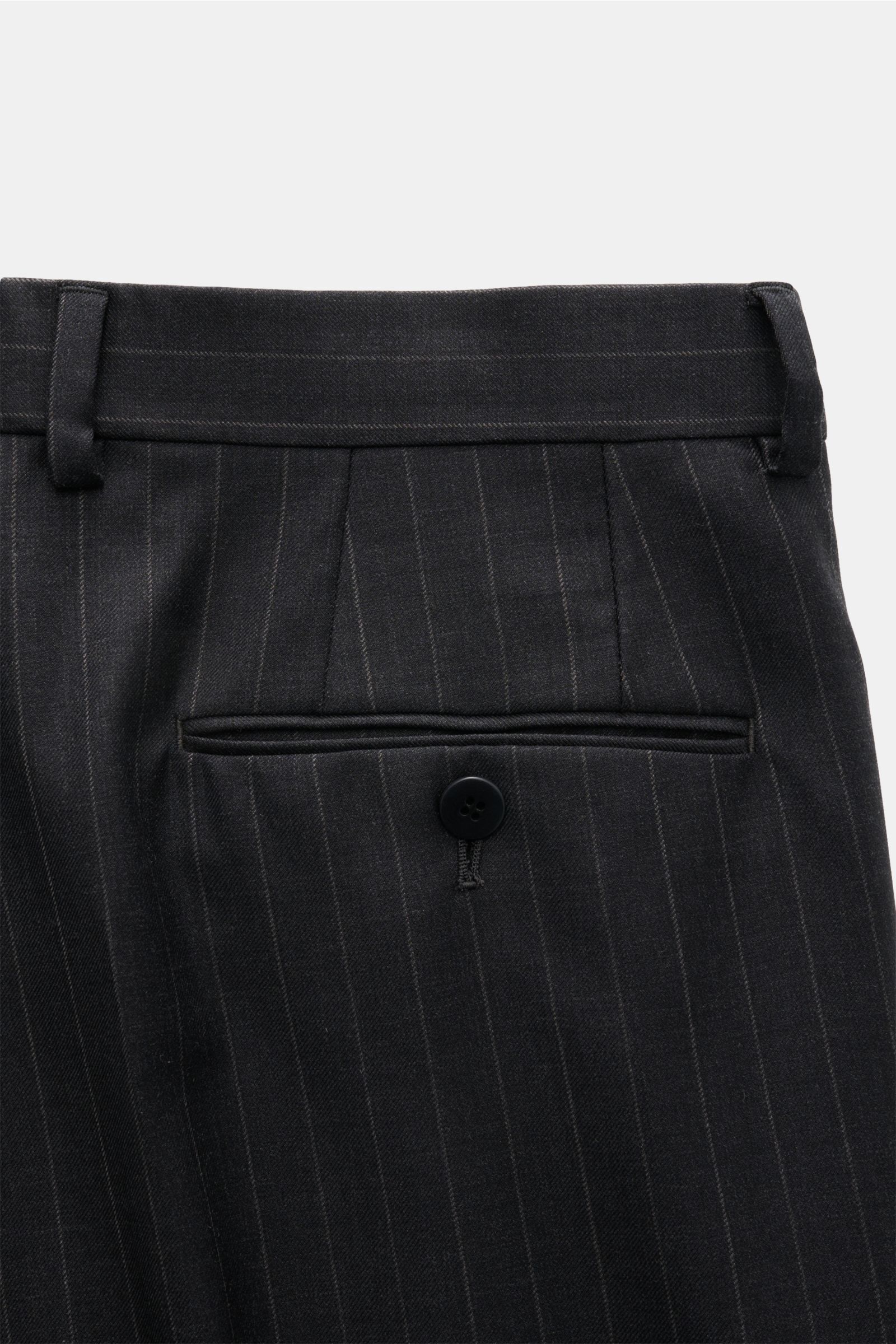 Stile Latino Anzug 'Vincenzo' anthrazit gestreift, Detailansicht der Hose mit Button Fly, französischen Taschen, weichem Twill aus feiner Wolle.