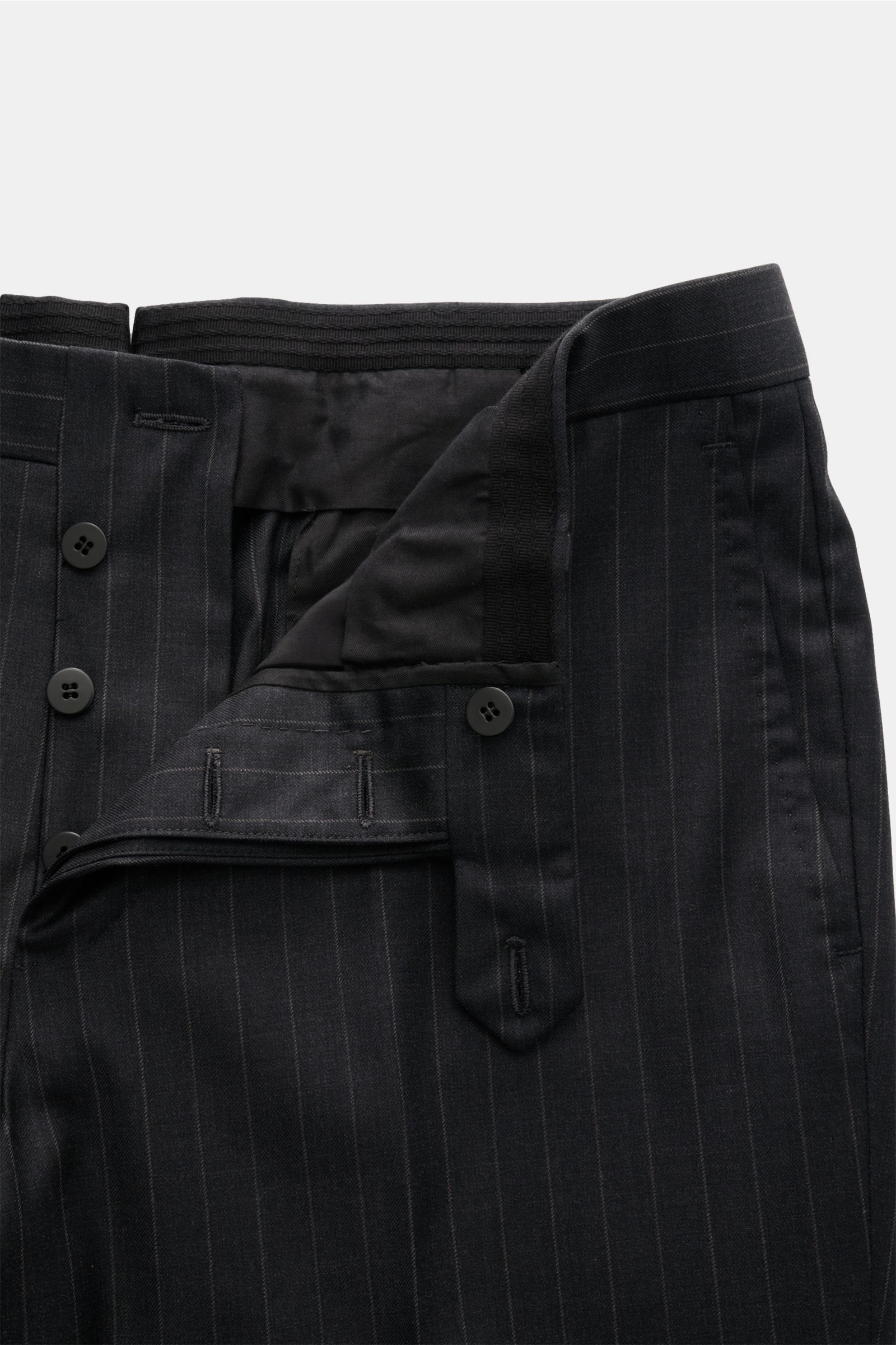 Nahaufnahme der geöffneten Button-Fly-Hose des Stile Latino Anzugs 'Vincenzo' anthrazit gestreift aus feinem Twill und Wolle.
