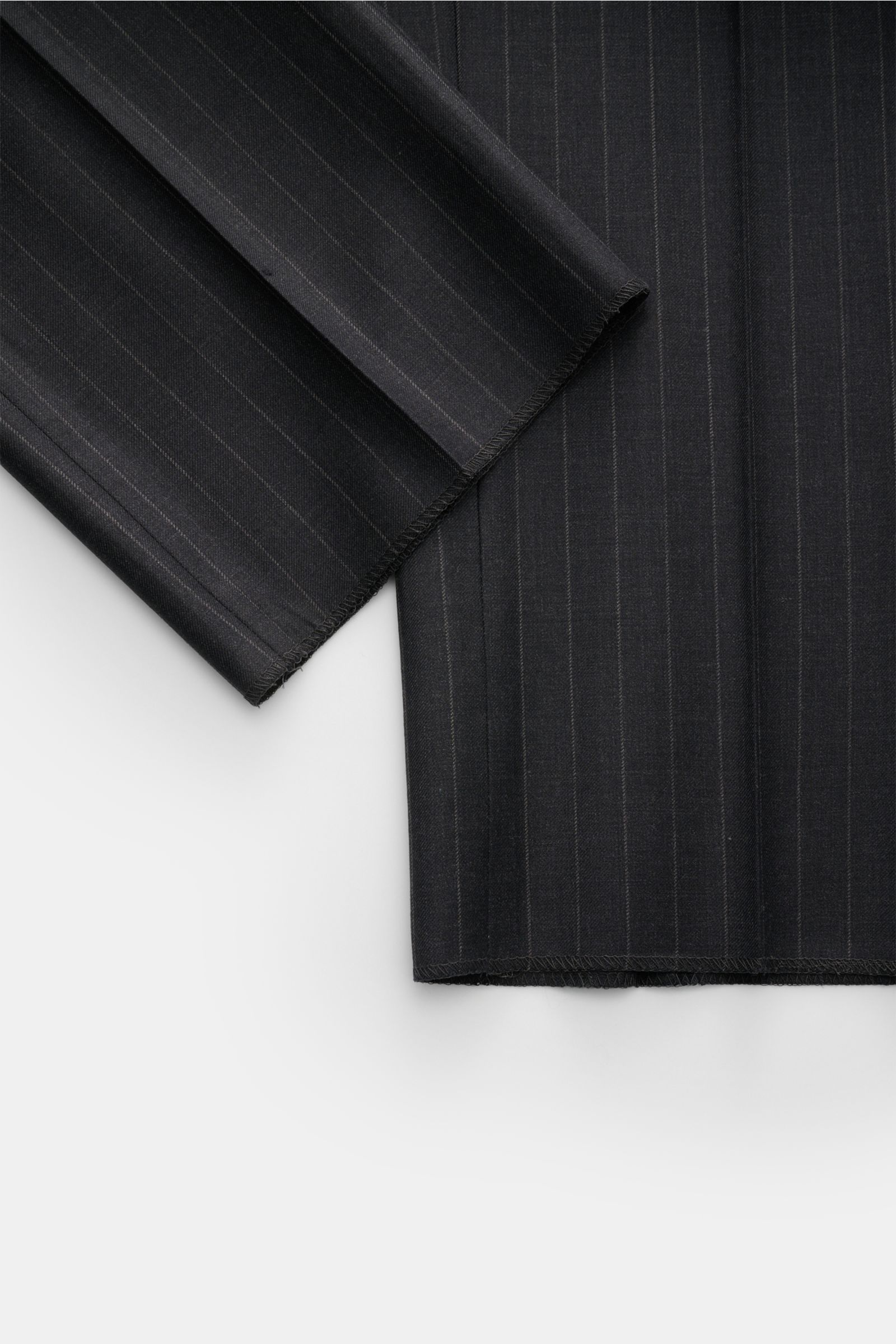 Stoffdetail aus schräger Perspektive des Stile Latino Anzugs 'Vincenzo' anthrazit gestreift aus feinem Woll-Twill im Slim Fit.