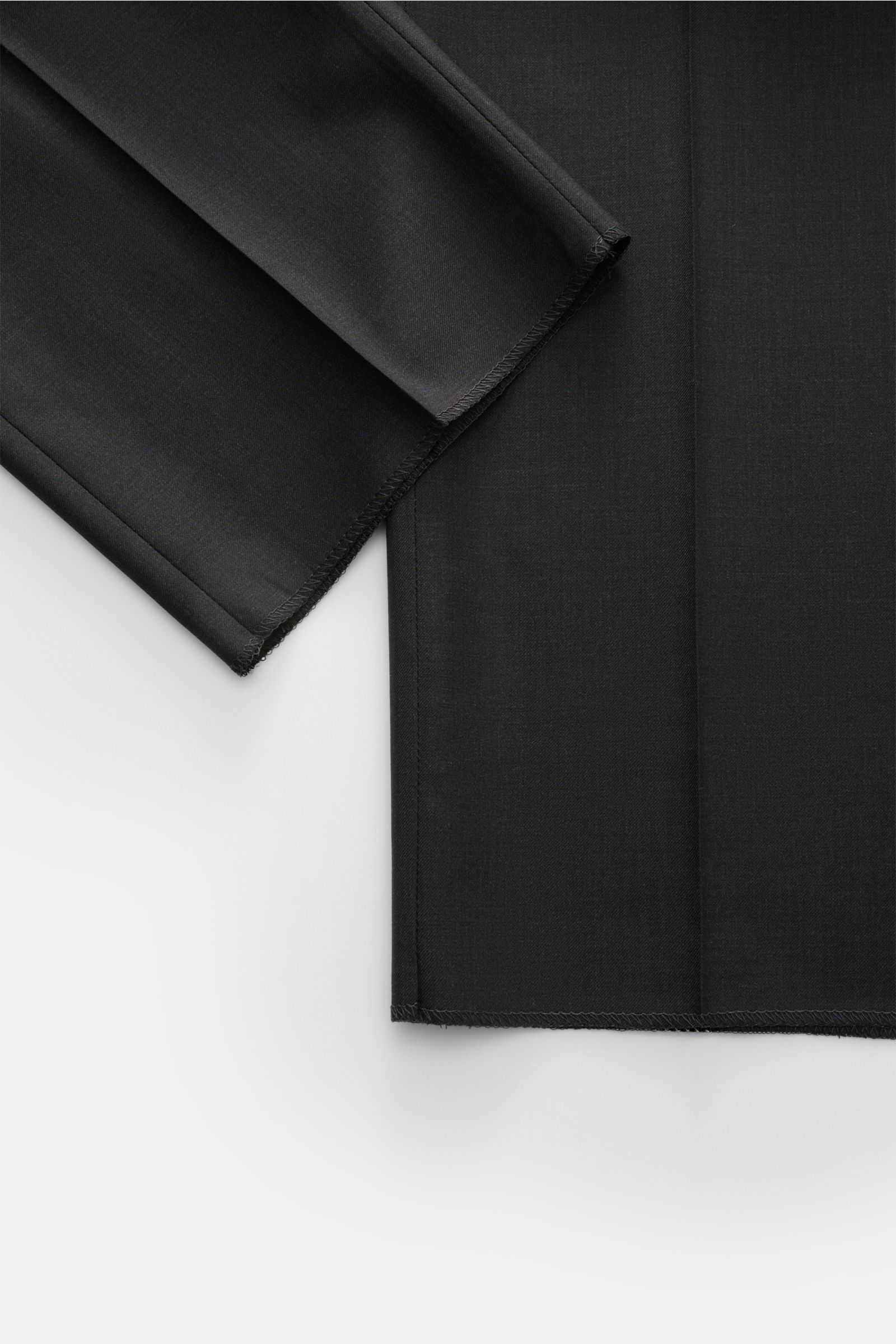 Stile Latino Anzug 'Vincenzo' anthrazit, Detailaufnahme der weichen reine Wolle, Twill, Slim Fit Hose mit Button-Fly von oben.