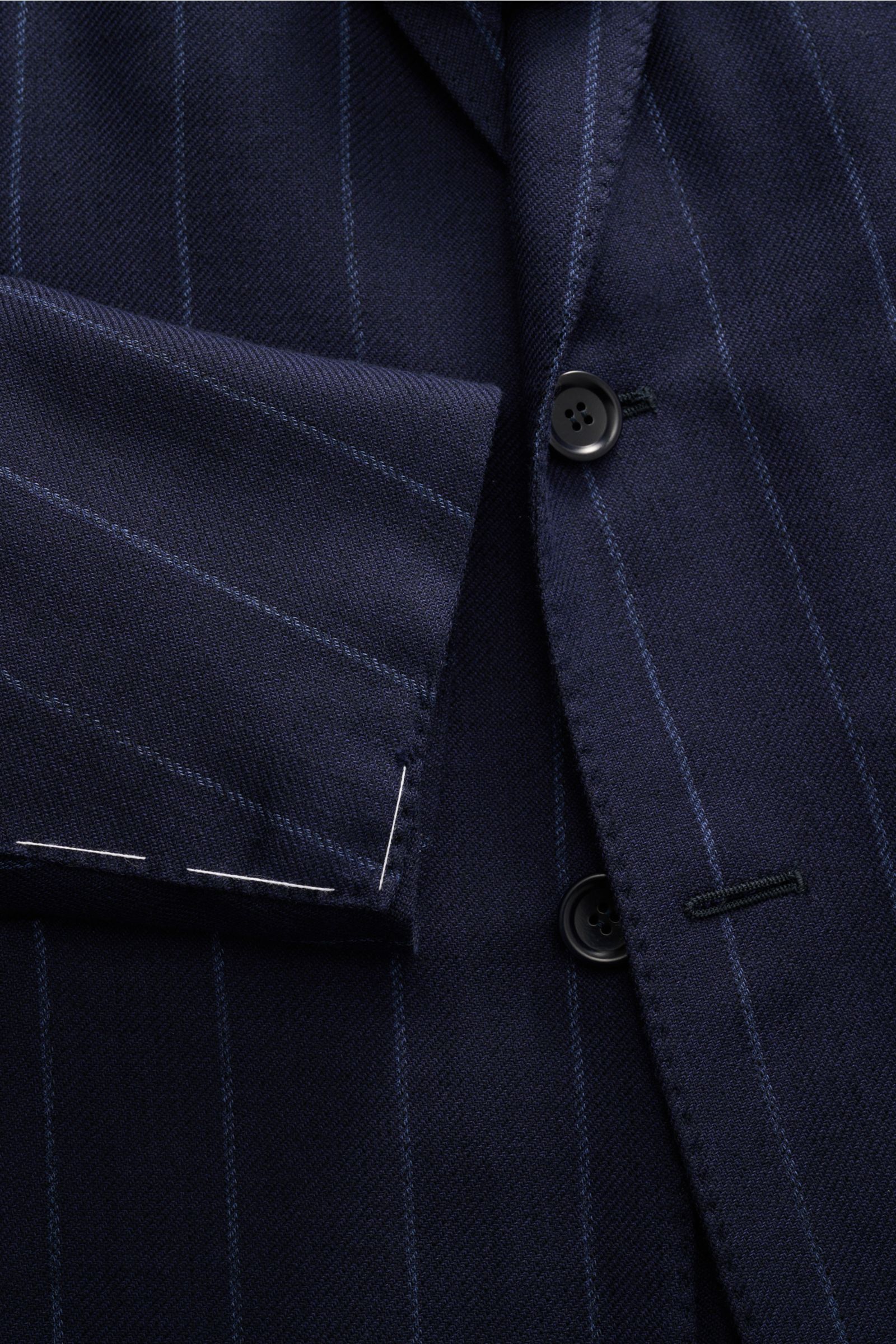 Close-up front view of the Stile Latino Anzug 'Vincenzo' navy gestreift jacket, showing navy chalk-stripes, buttons, and detailed soft cotton-wool fabric texture. Der Zweiteiler 'Vincenzo' von STILE LATINO, bestehend aus einer Button-Fly-Hose mit retroesk