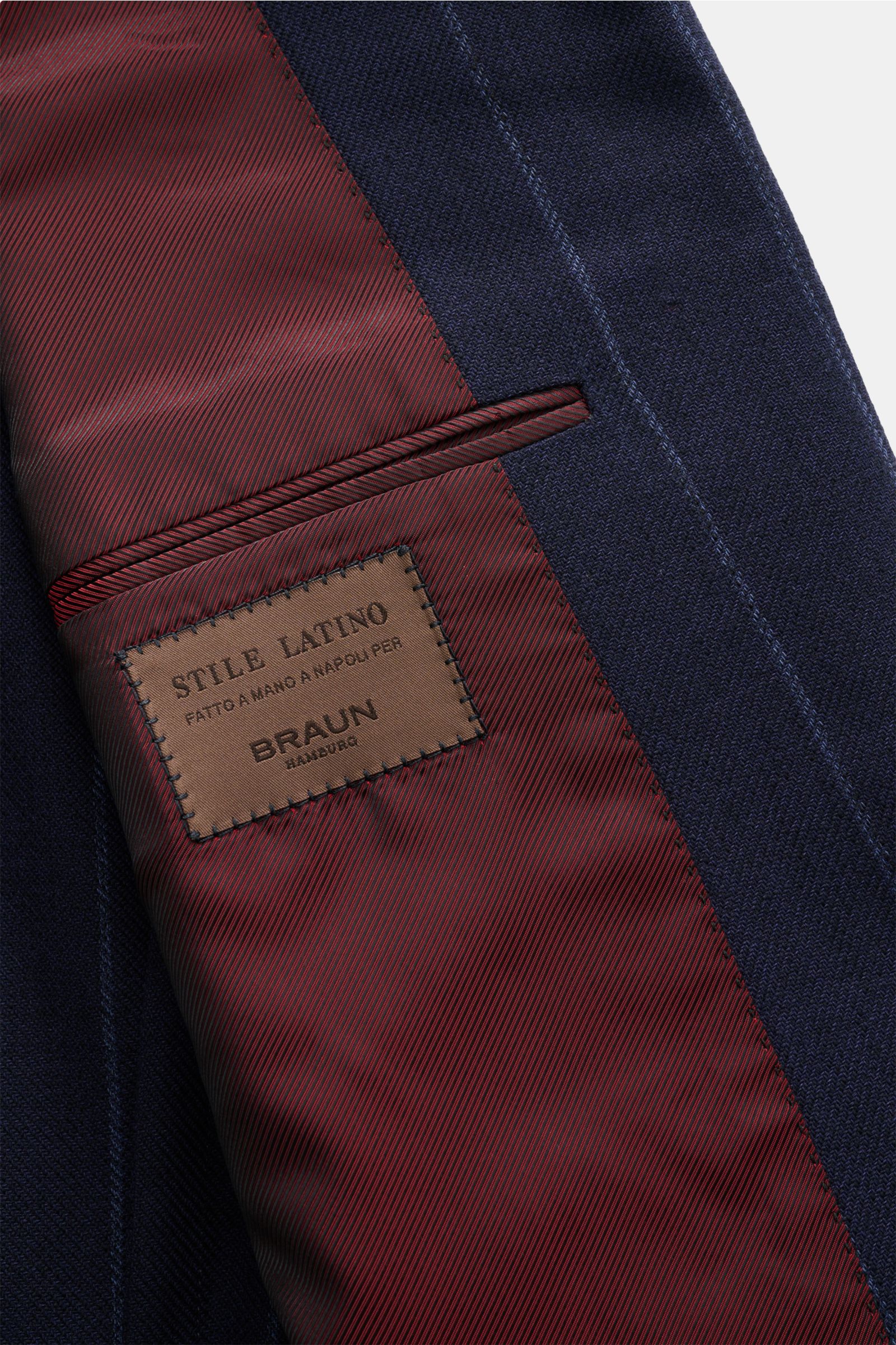 Close-up inside view of the Stile Latino Anzug 'Vincenzo' navy gestreift jacket showing navy chalk-stripe fabric and burgundy striped lining with label.