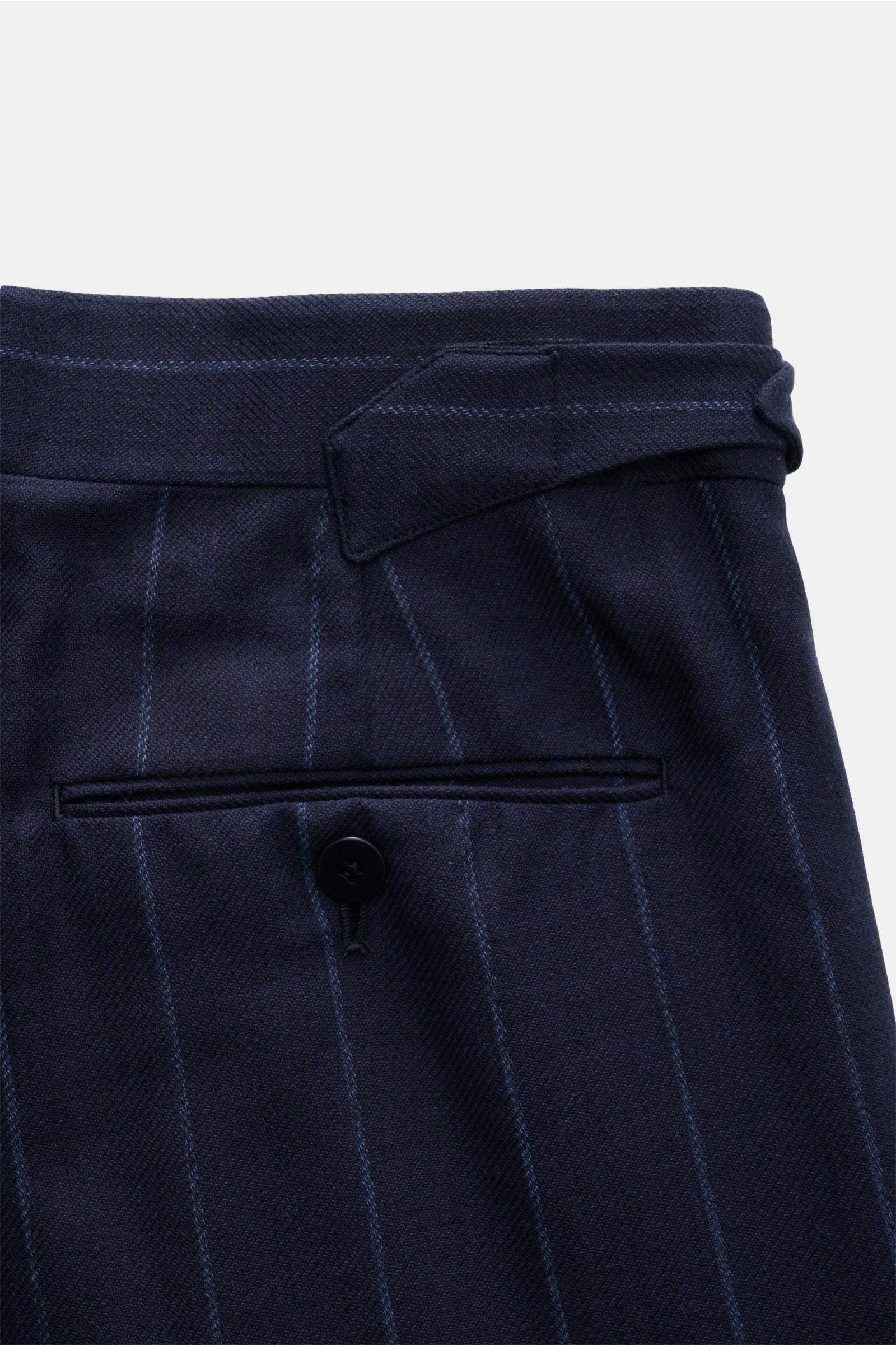 Close-up top view of the waistband and back pocket of Stile Latino Anzug 'Vincenzo' navy gestreift trousers with button fly and side-adjuster.

Description:
Der Zweiteiler 'Vincenzo' von STILE LATINO, bestehend aus einer Button-Fly-Hose mit retroesken 