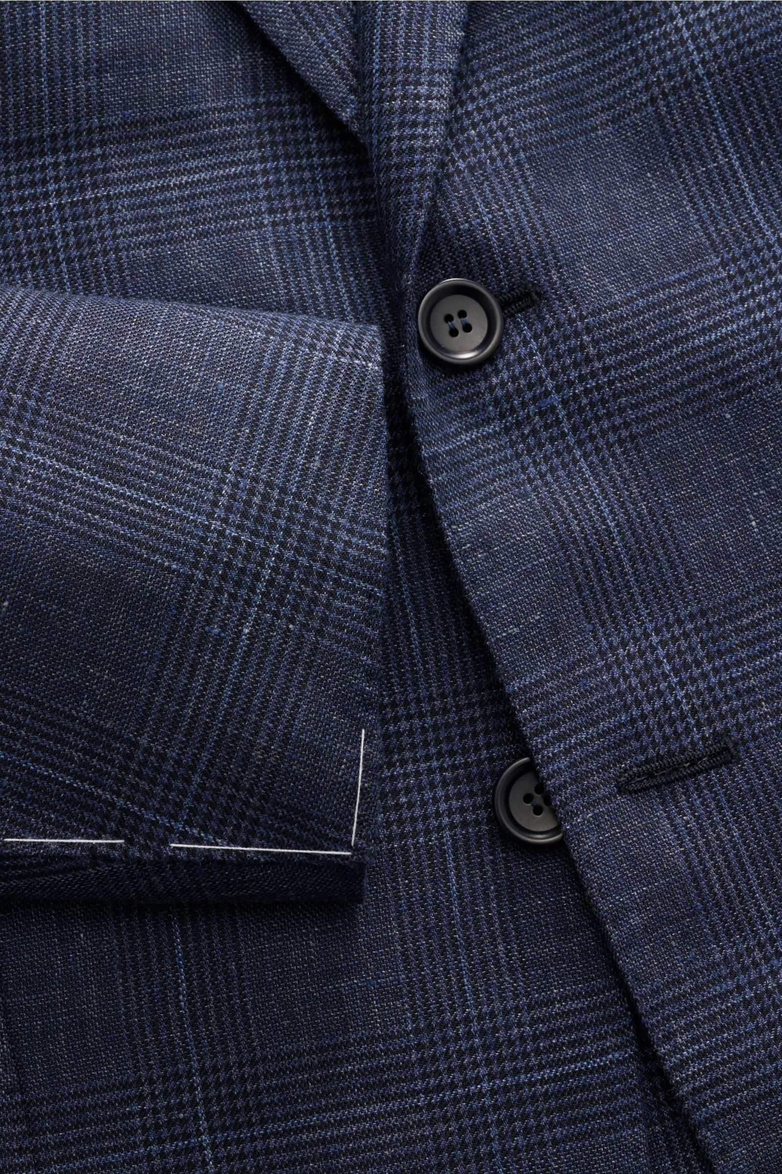 Nahaufnahme des Stile Latino Anzugs 'Vincenzo' navy/graublau kariert mit Button-Fly-Hose und Drei-Knopf-Sakko aus Wolle-Leinen-Mix, Prince-of-Wales Muster, weicher Griff, Slim Fit, fotografiert frontal auf Sakko mit sichtbarer Brusttasche und Knöpfen.