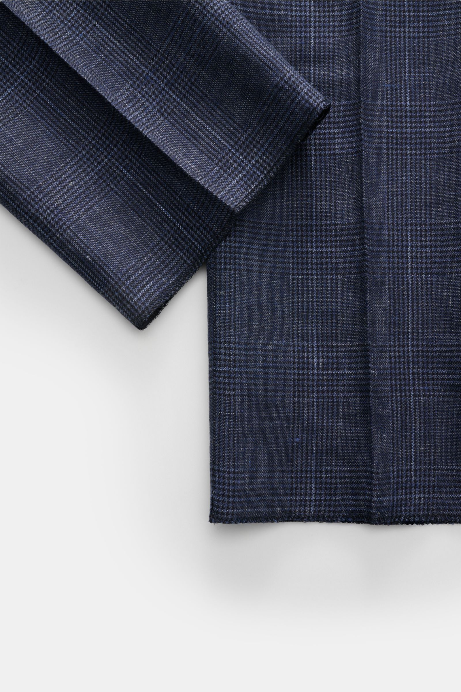 Stile Latino Anzug 'Vincenzo' navy/graublau kariert, Close-up des Prince-of-Wales Musters und weichen Woll-Leinen-Stoffs, Detailansicht Ärmel und Saum.