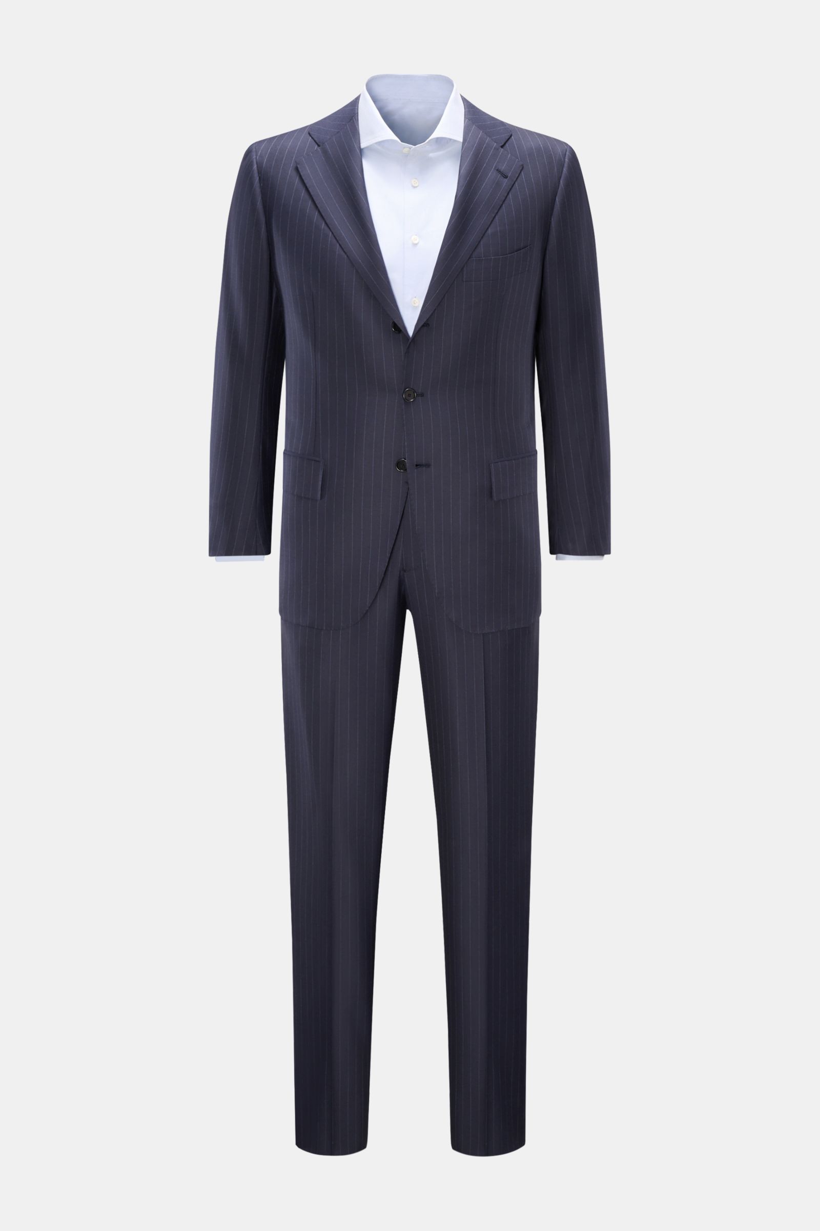 Cesare Attolini Anzug navy gestreift, Slim Fit, aus Super 160'S Wolle mit feinen Nadelstreifen, frontale Ansicht mit tailliertem Sakko und Hose.
