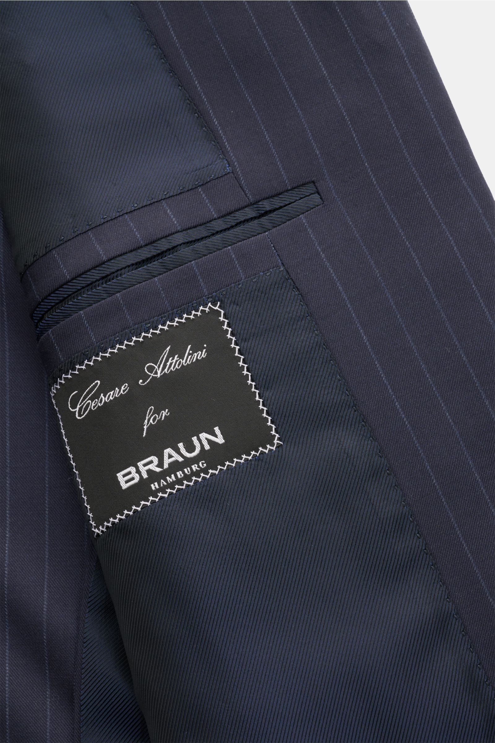 Nahaufnahme des Innenfutters mit Label des Cesare Attolini Anzugs navy gestreift aus Super 160'S Wolle in klassischem Nadelstreifen.