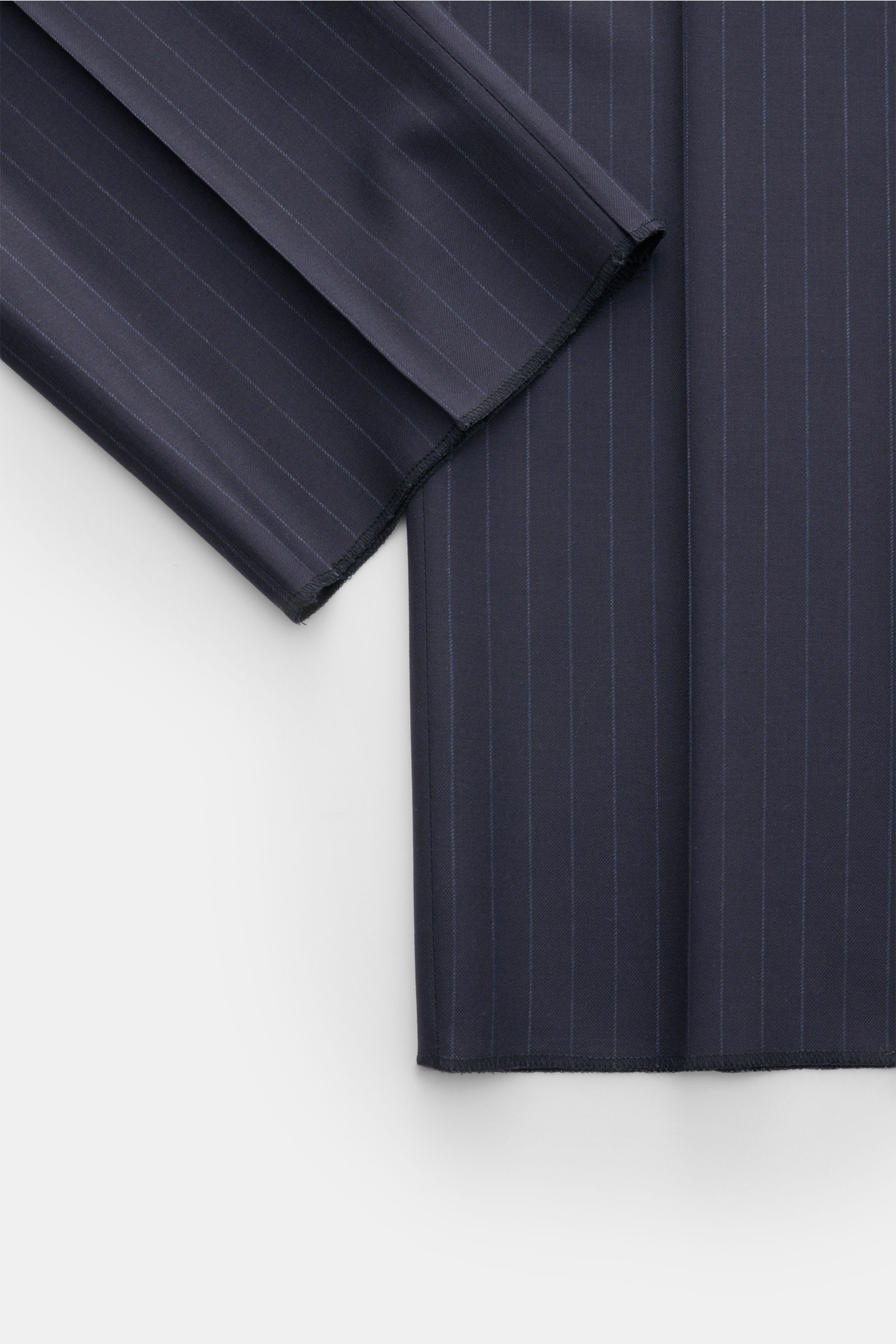 Cesare Attolini Anzug navy gestreift aus Super 160’S Wolle, feine Nadelstreifen, Detailansicht der Ärmel- und Saumkanten in Slim Fit.