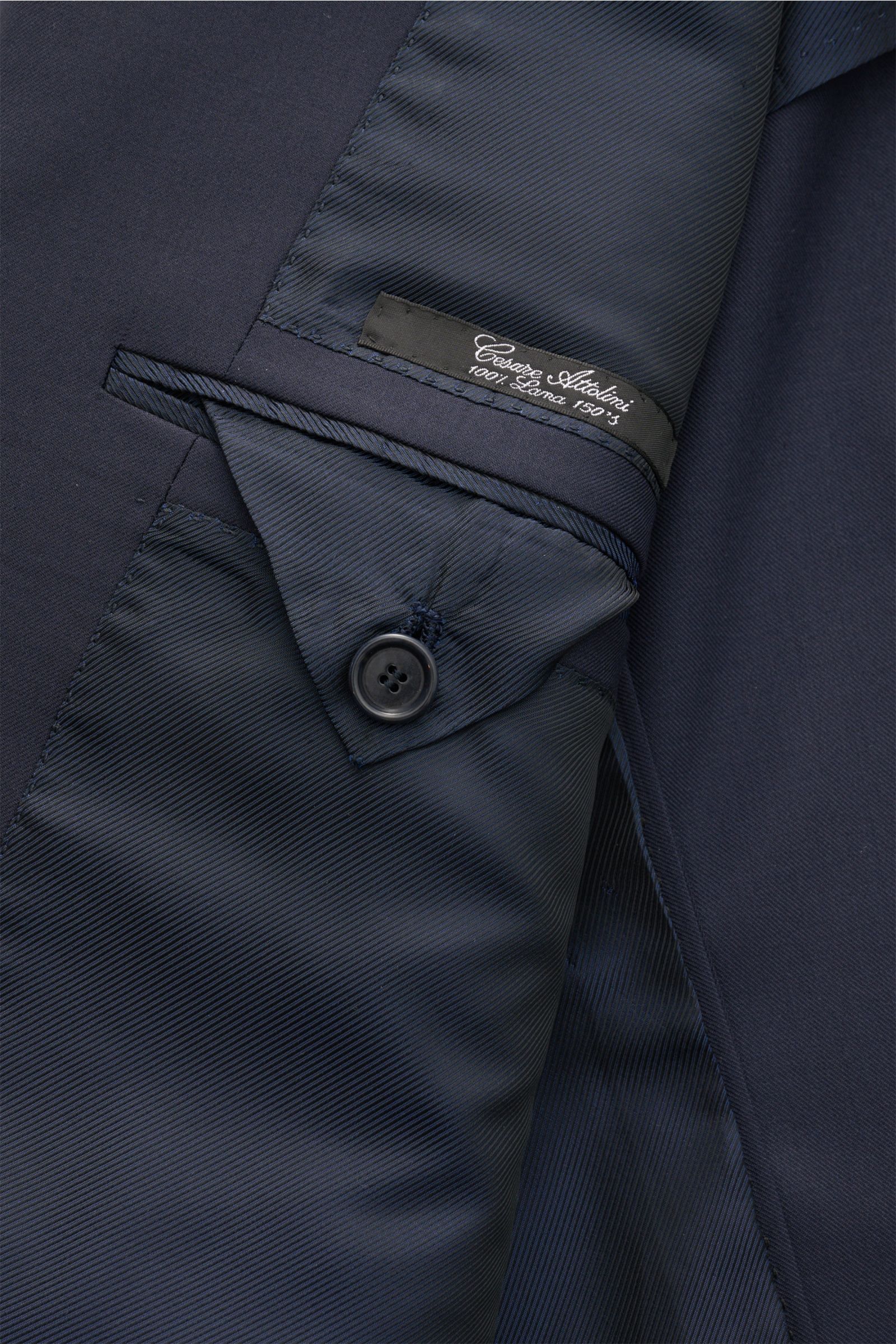 Innenseite des Cesare Attolini Anzug navy aus Super 150'S Wolle, Detailansicht von Futter, Knopf und Label, Slim Fit.