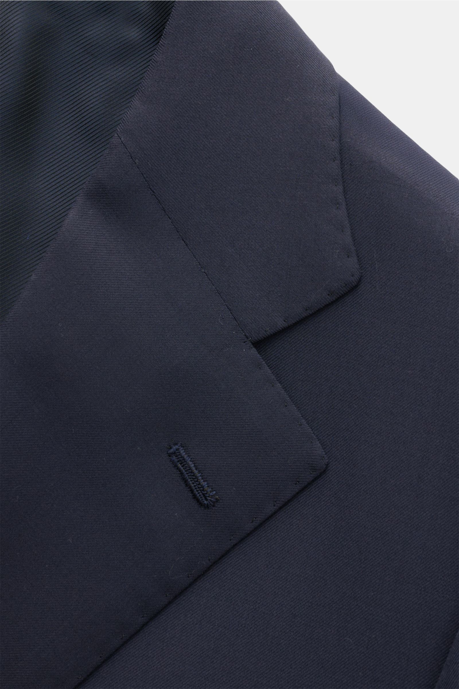 Cesare Attolini Anzug navy, Detailaufnahme Revers und Knopfloch, Super 150'S Wolle, Slim Fit, neapolitanische Schneiderkunst, edle italienische Verarbeitung.