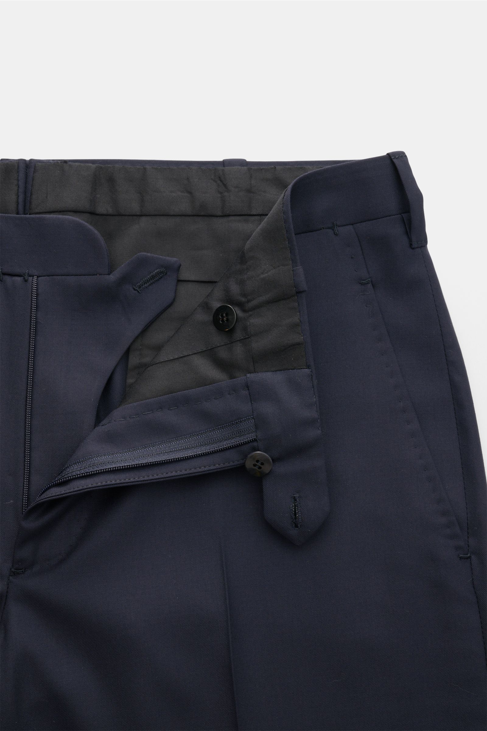 Cesare Attolini Anzug navy, Detailansicht der geöffneten Bundhose aus Super 150'S Wolle, Slim Fit, mit Reißverschluss, Knöpfen und französischen Taschen.