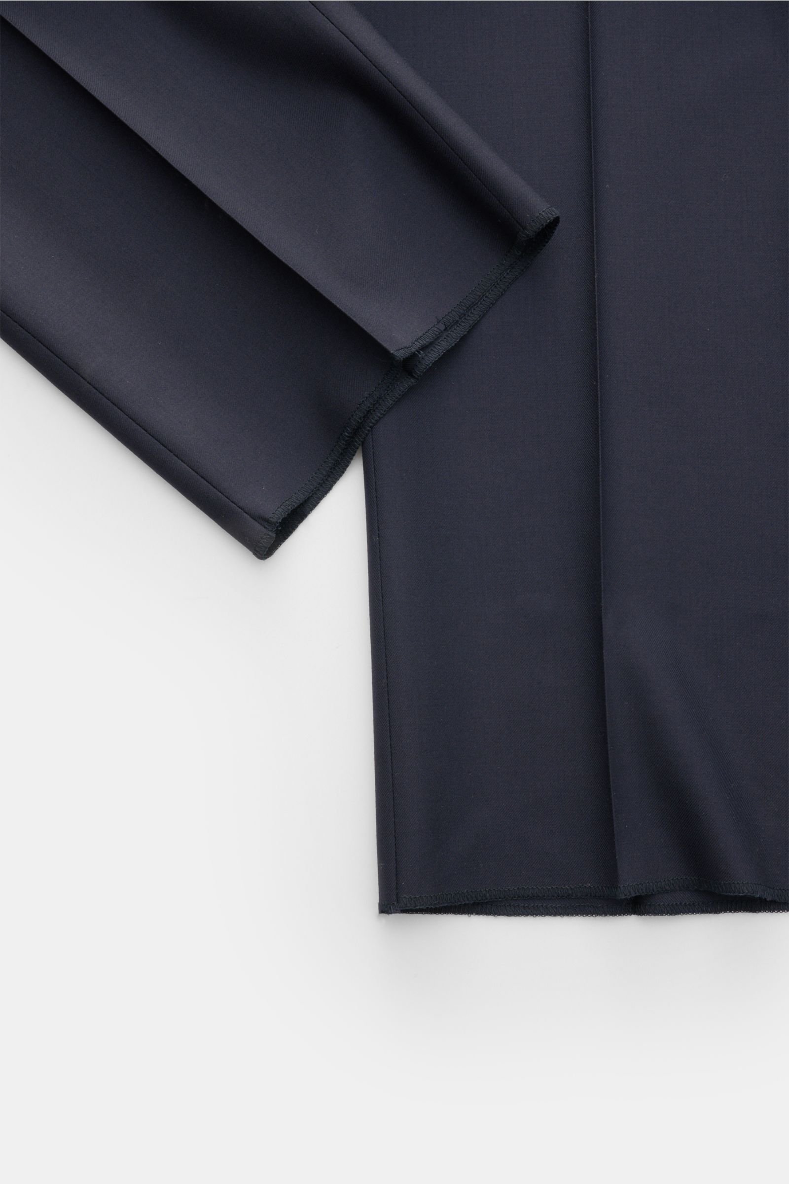 Nähte und offene Ärmelabschlüsse des Cesare Attolini Anzug navy aus Super 150'S Wolle, Nahaufnahme von unten.