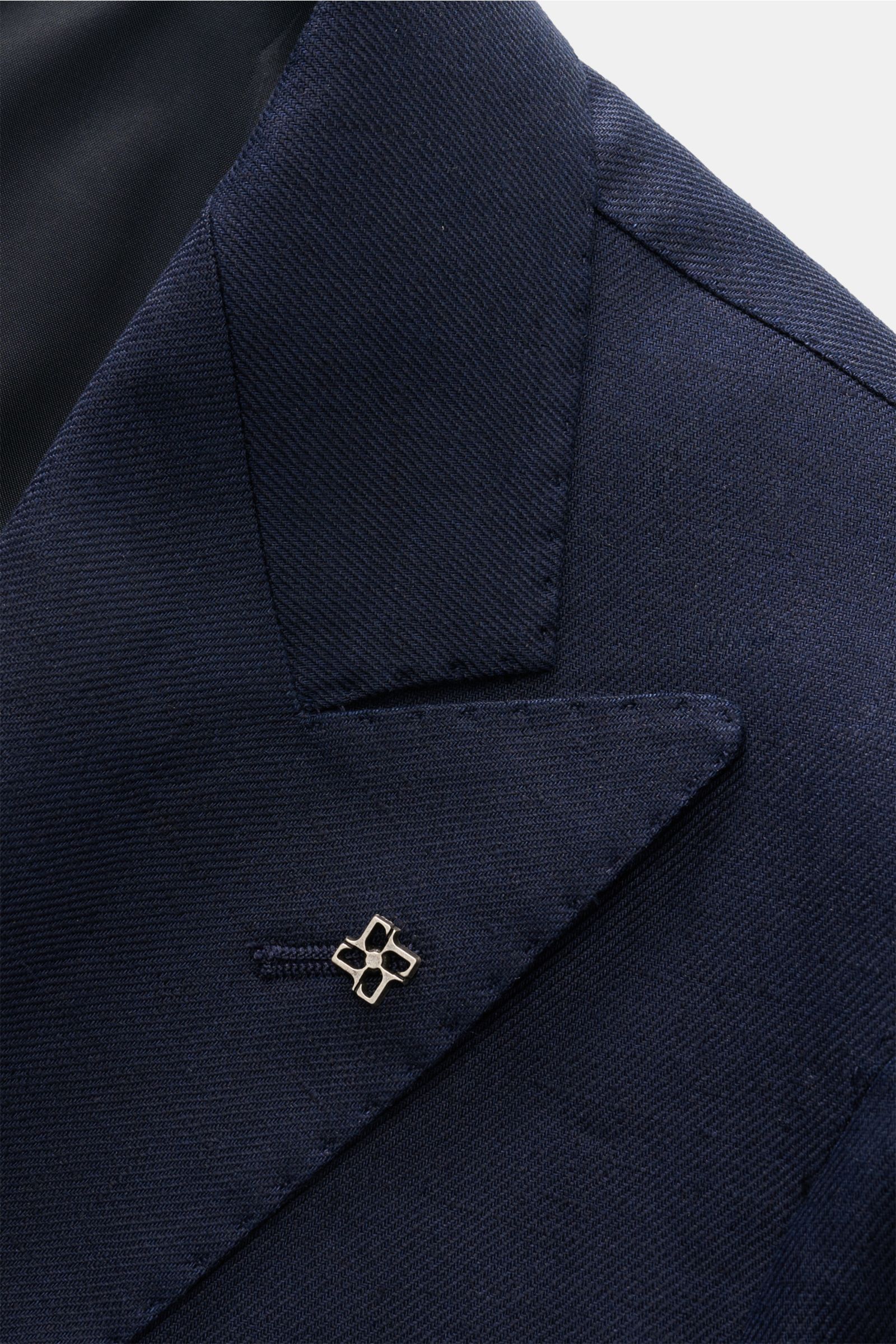 Nahaufnahme des Spitzrevers mit Pin des halb gefütterten Tagliatore Leinenanzugs 'Vesuvio' navy aus reiner Leinenqualität.