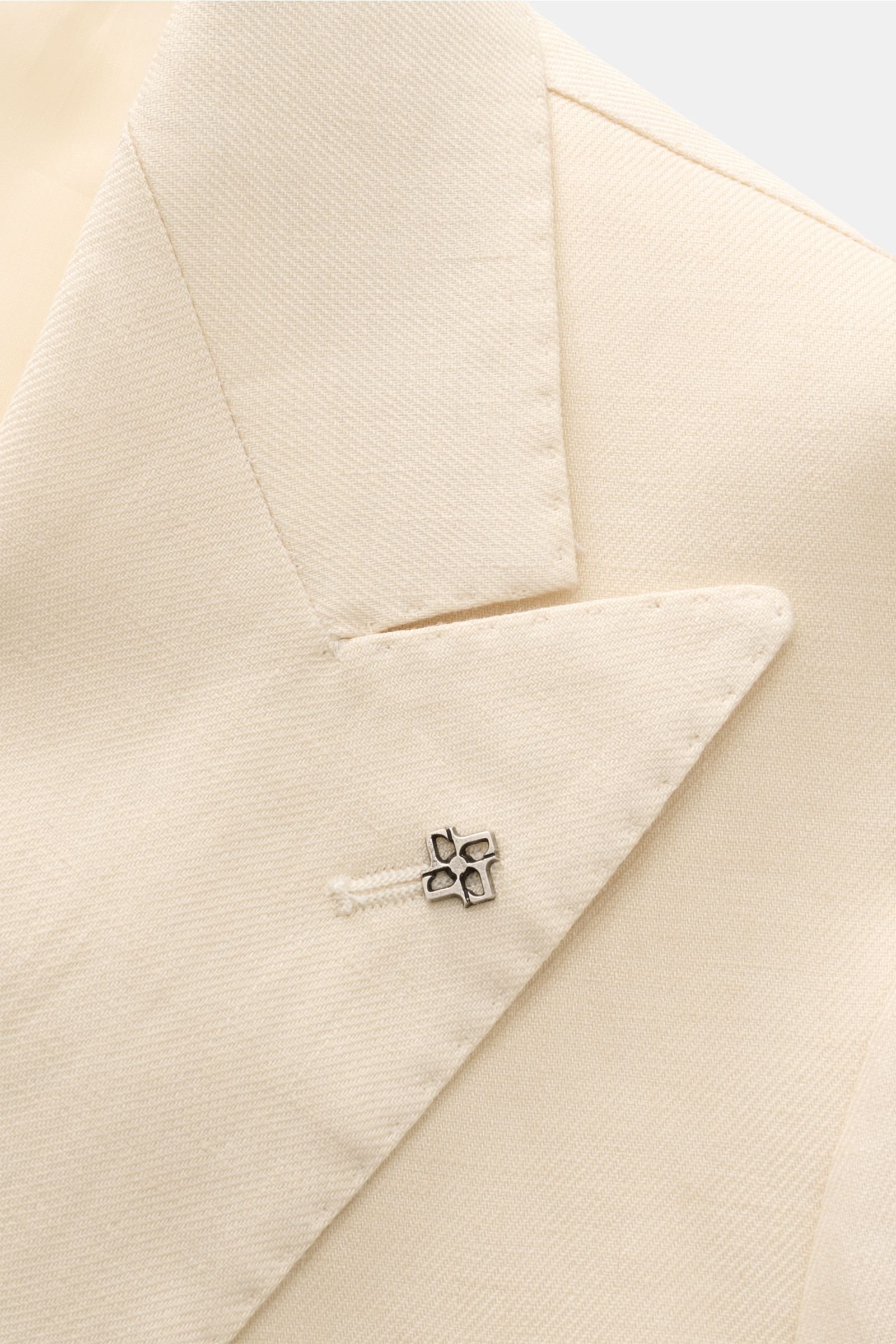 Detailaufnahme des Revers mit Pin am taillierten Tagliatore Leinenanzug 'Vesuvio' creme, halb gefüttert, Slim Fit, reines Leinen.