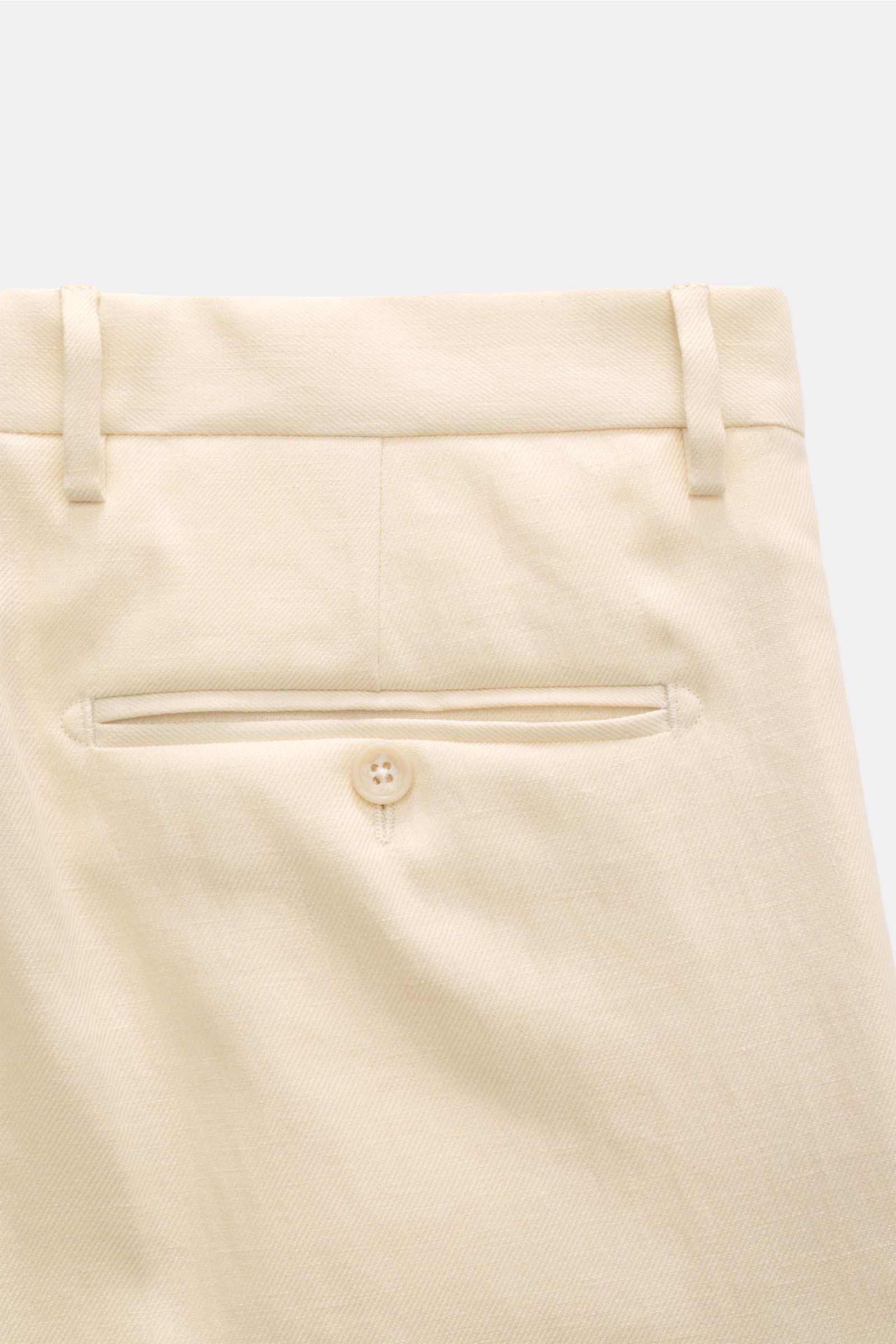 Tagliatore Leinenanzug 'Vesuvio' creme, Detailaufnahme der Hose von hinten, reines Leinen, Slim Fit, französische Taschen, Knopfverschluss.