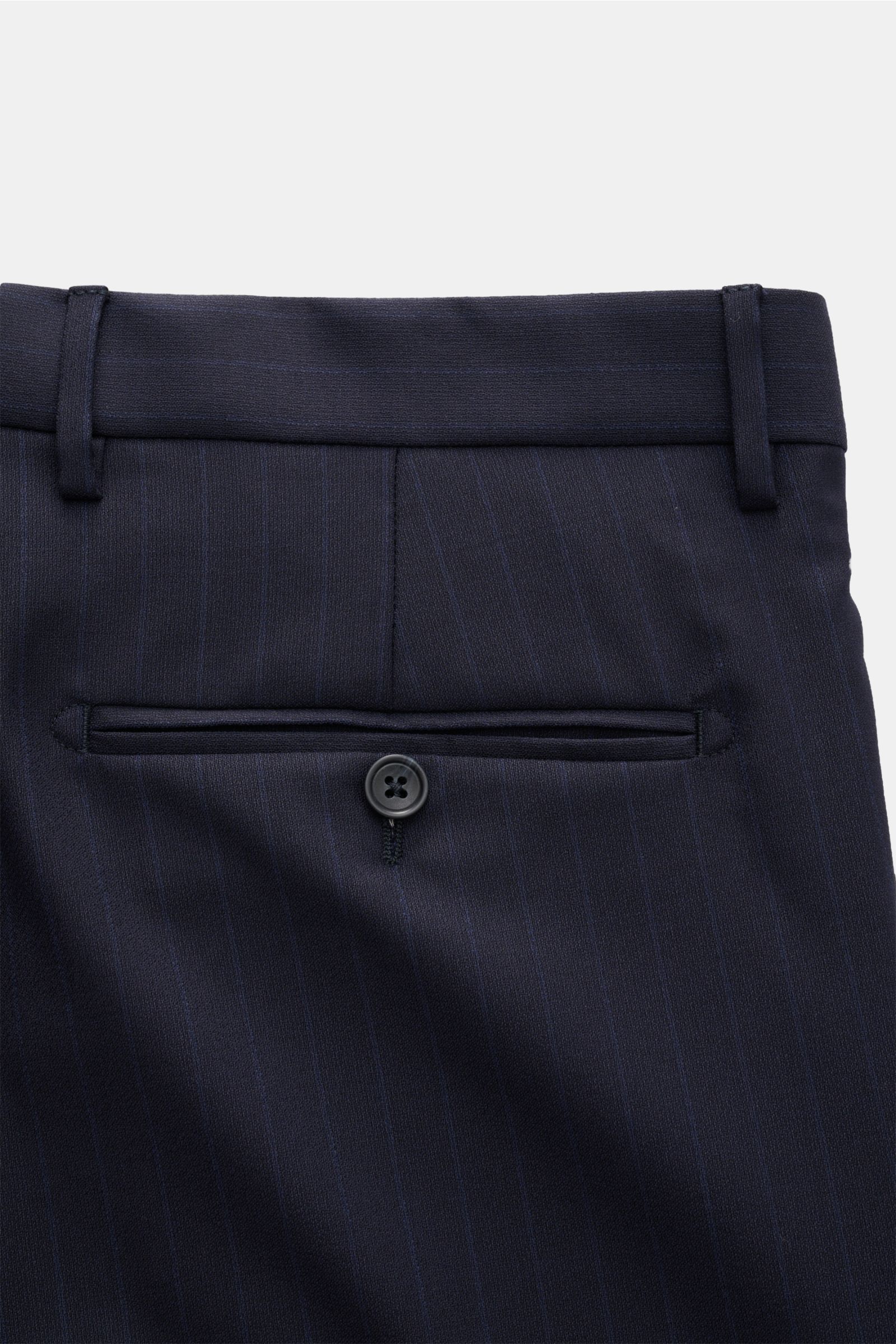 Close-up rear view of the Tagliatore Anzug 'Vesuvio' navy gestreift trousers made from elastic, soft-touch pin-striped virgin wool with a buttoned back pocket. Zeitgenössisches Design trifft italienische Tradition aus dem Hause TAGLIATORE: Mit dem ebenso 