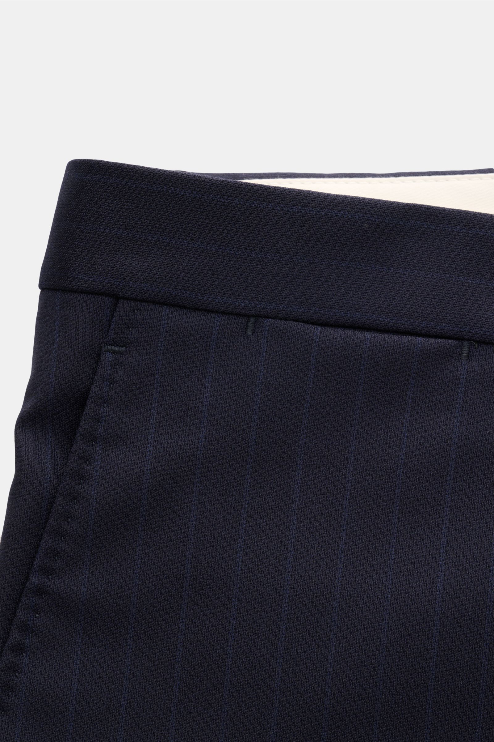 Close-up from the front of the Tagliatore Anzug 'Vesuvio' navy gestreift suit trousers, made of elastic soft pure new wool with classic pin-stripes, showing the waistband and pocket details. Zeitgenössisches Design trifft italienische Tradition aus dem Ha