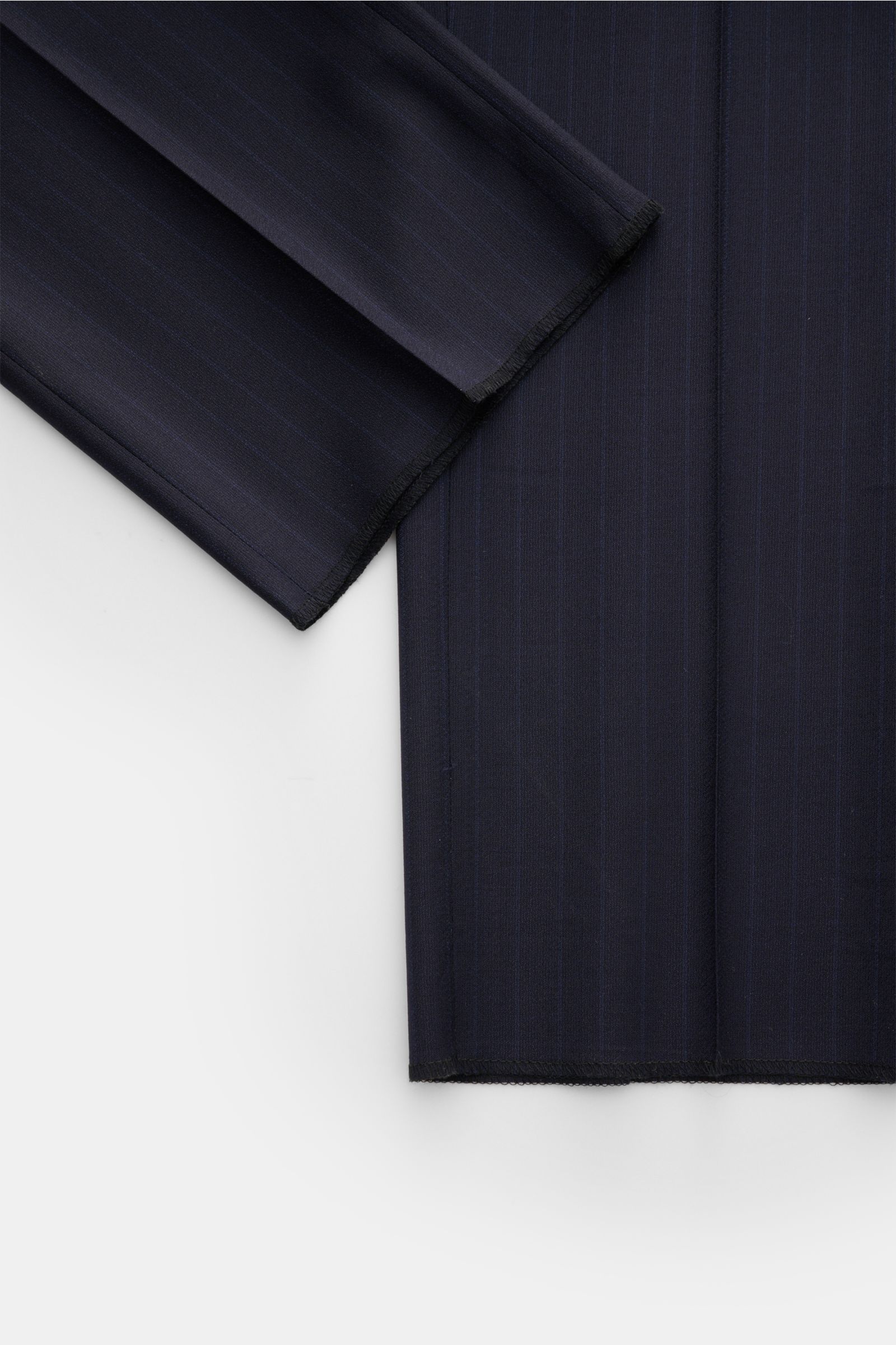 Close-up front view of the Tagliatore Anzug 'Vesuvio' navy gestreift, a slim fit, elastic pure new wool suit with soft touch and classic pin-stripes.