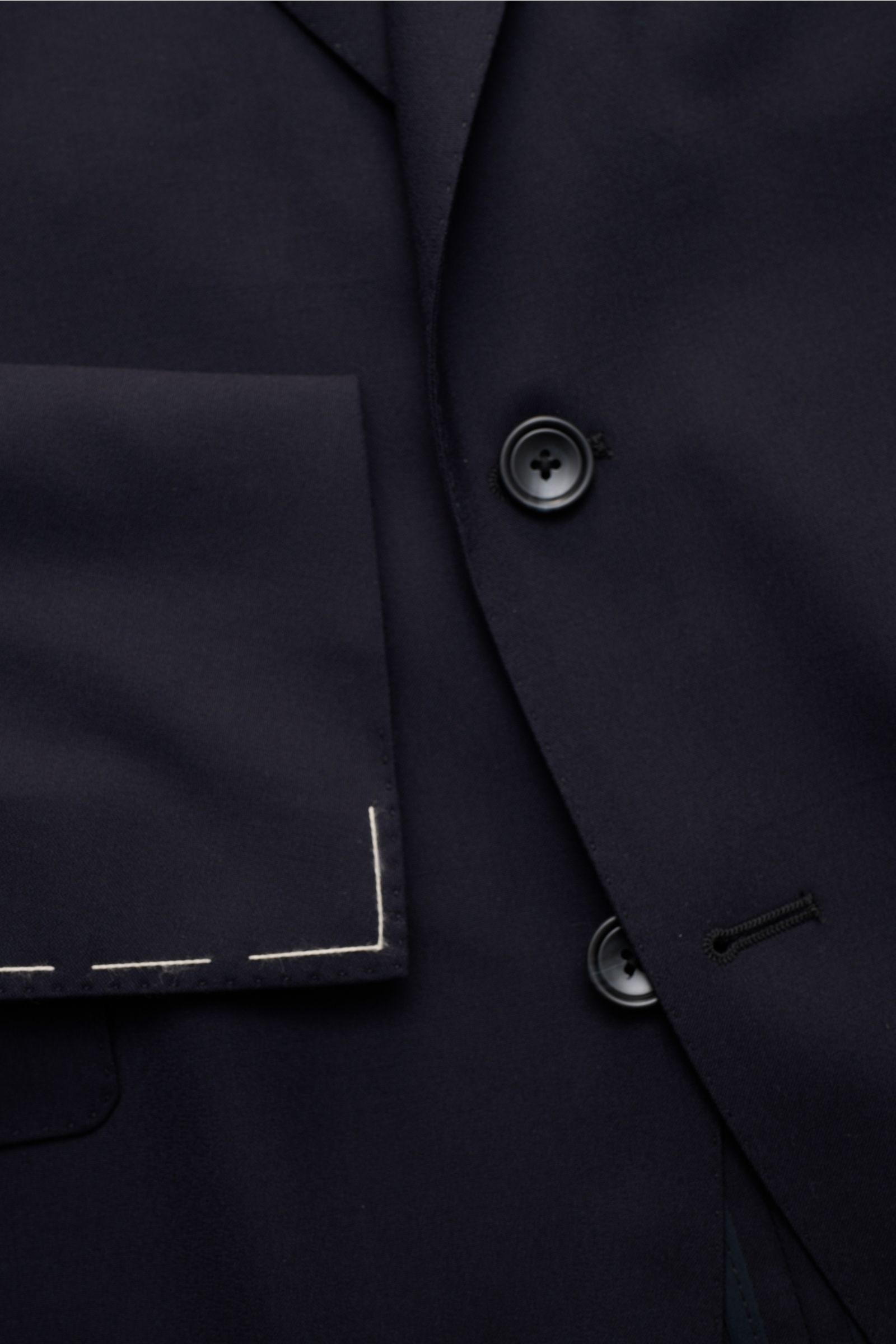 Tagliatore Anzug 'Vesuvio' dark navy in schmal geschnittenem Design, Detailaufnahme von Sakko mit Knöpfen und Ärmelsaum, edle Schurwolle mit Seide.
