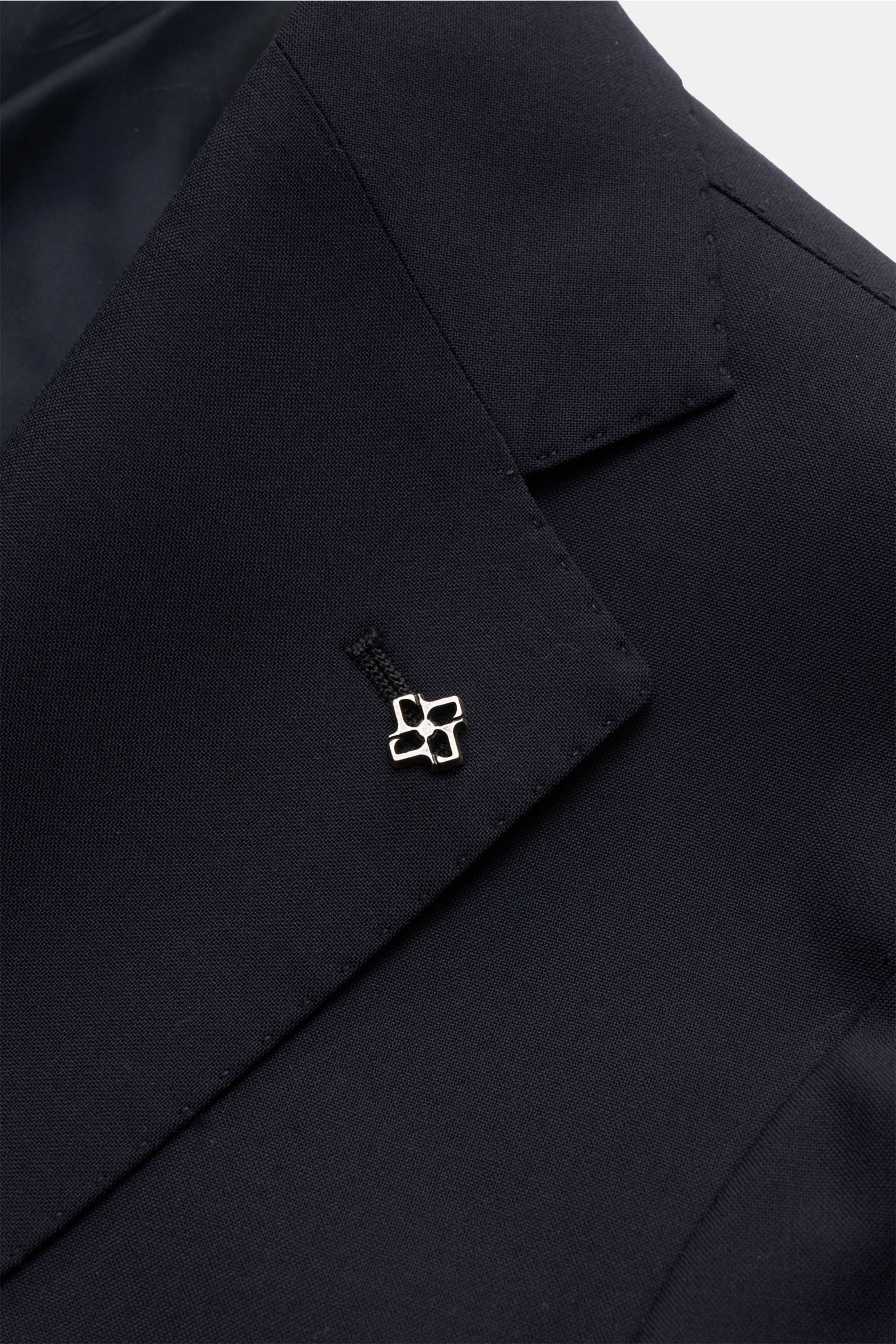 Nahaufnahme des fallenden Revers mit Pin am Sakko des Tagliatore Anzug 'Vesuvio' dark navy aus Schurwolle mit Seide, Slim Fit.