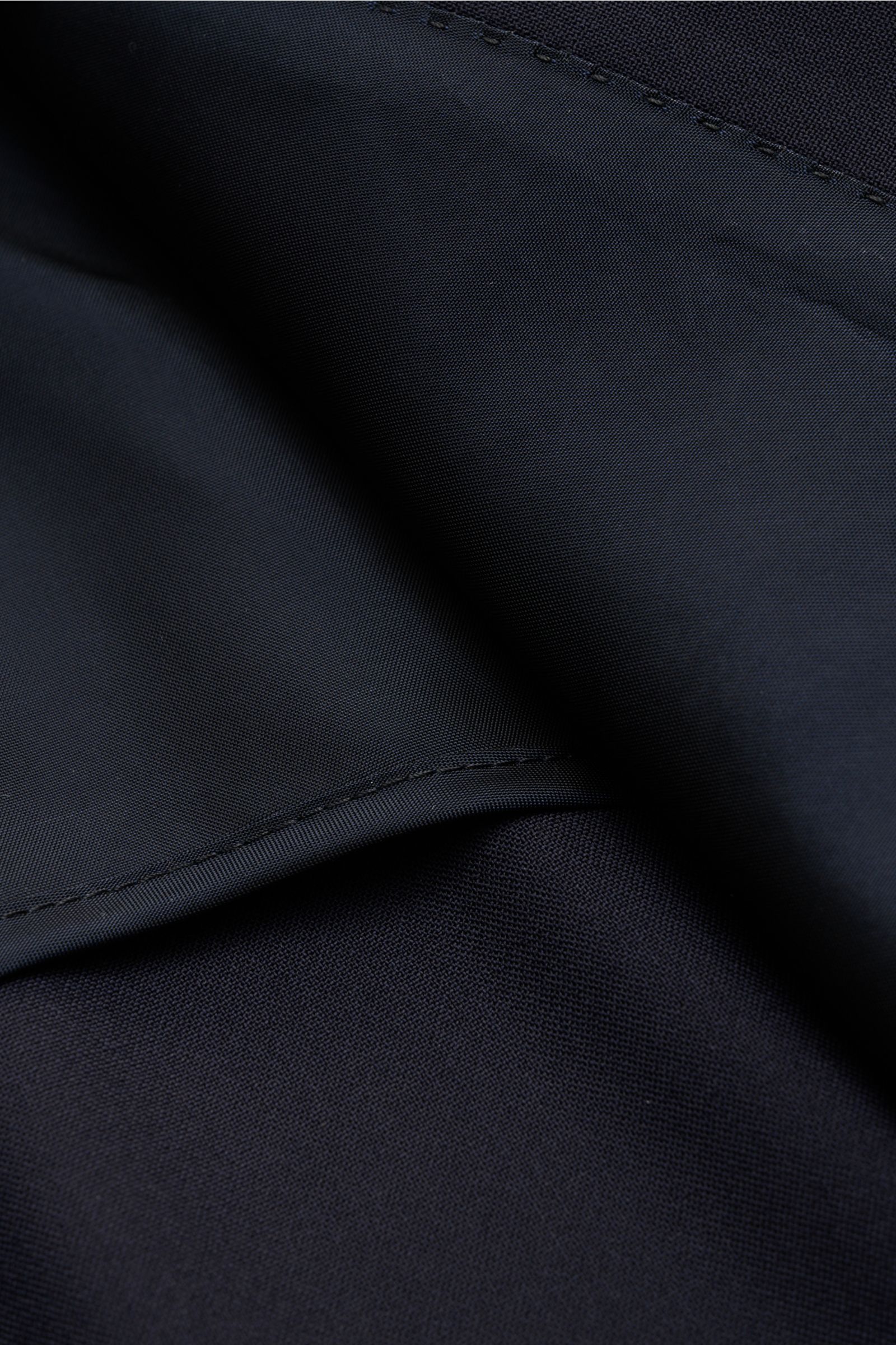 Nahaufnahme des Innenfutters und der Schurwolle mit Seide des Tagliatore Anzugs 'Vesuvio' dark navy, schmal geschnitten, Slim Fit, leichte Qualität.