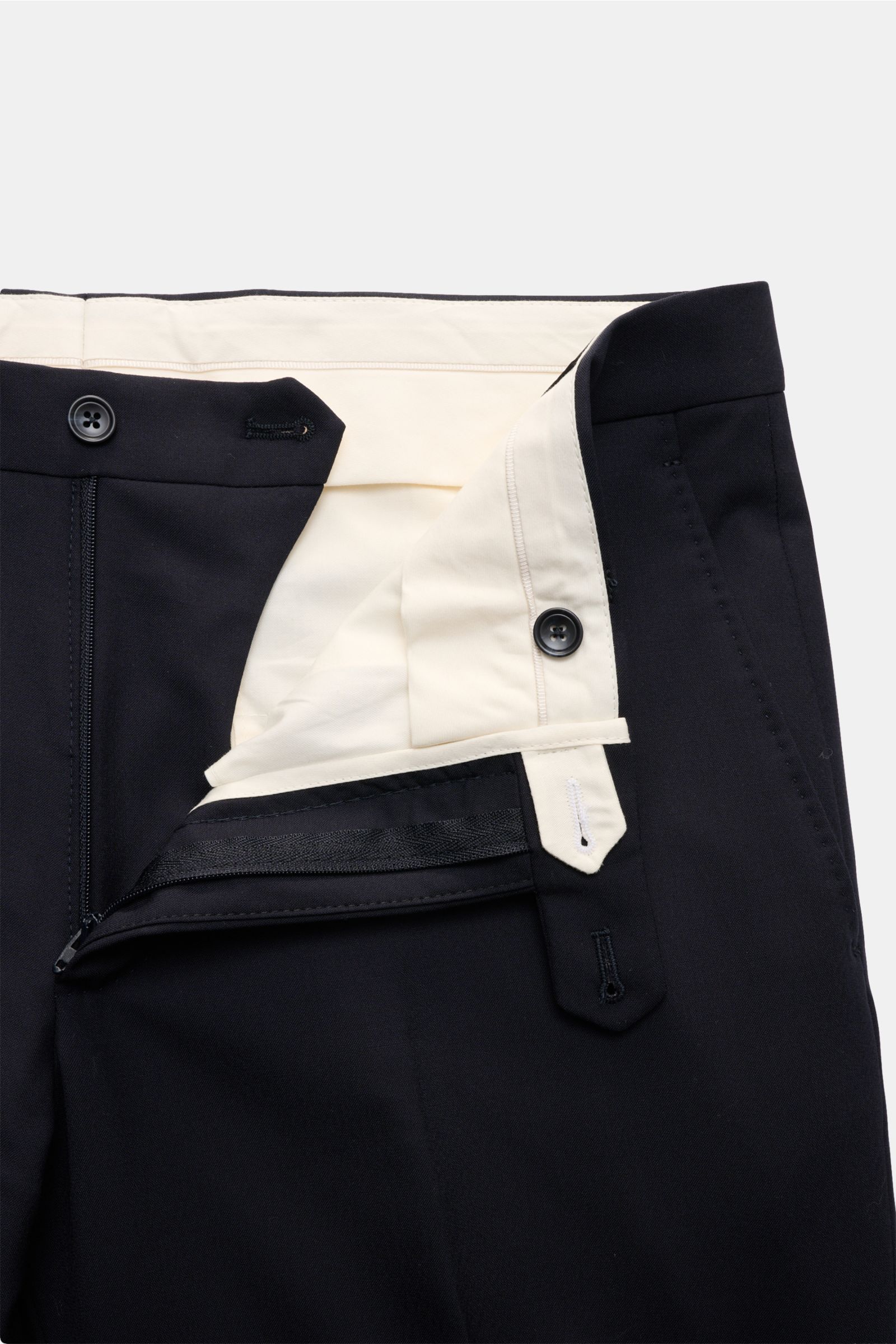 Tagliatore Anzug 'Vesuvio' dark navy, schmal geschnittene Hose mit Reißverschluss, Bundknöpfen, französischen Taschen, weicher Schurwolle mit Seide.