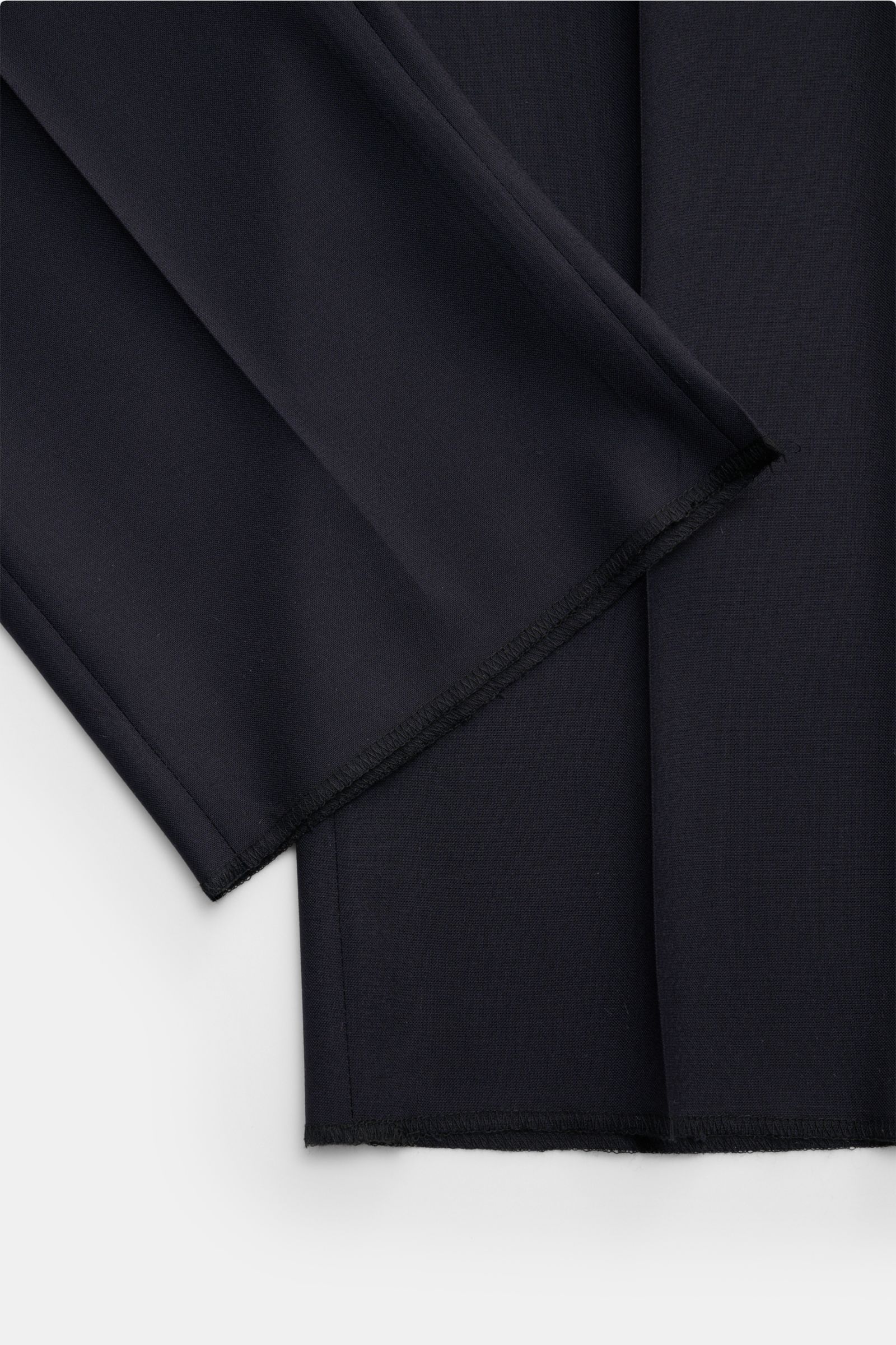 Tagliatore Anzug 'Vesuvio' dark navy, Detailaufnahme der Ärmel- und Hosenenden, schmal geschnitten, Schurwolle mit Seide, leichte Qualität.