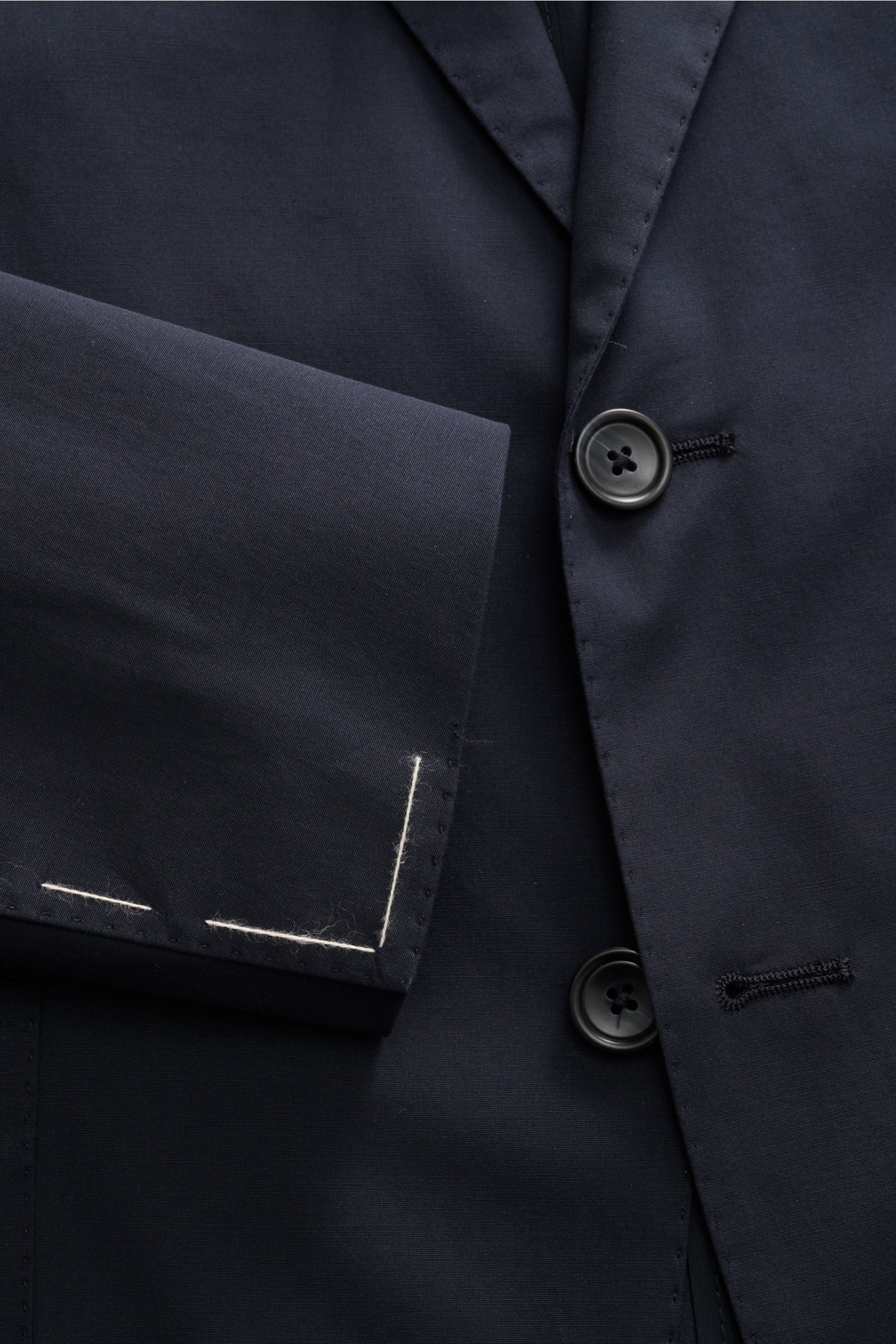 Nahaufnahme des navyfarbenen Tagliatore Anzugs 'Vesuvio' mit tailliertem Sakko aus elastischer Baumwolle, Slim Fit und feinen Details.