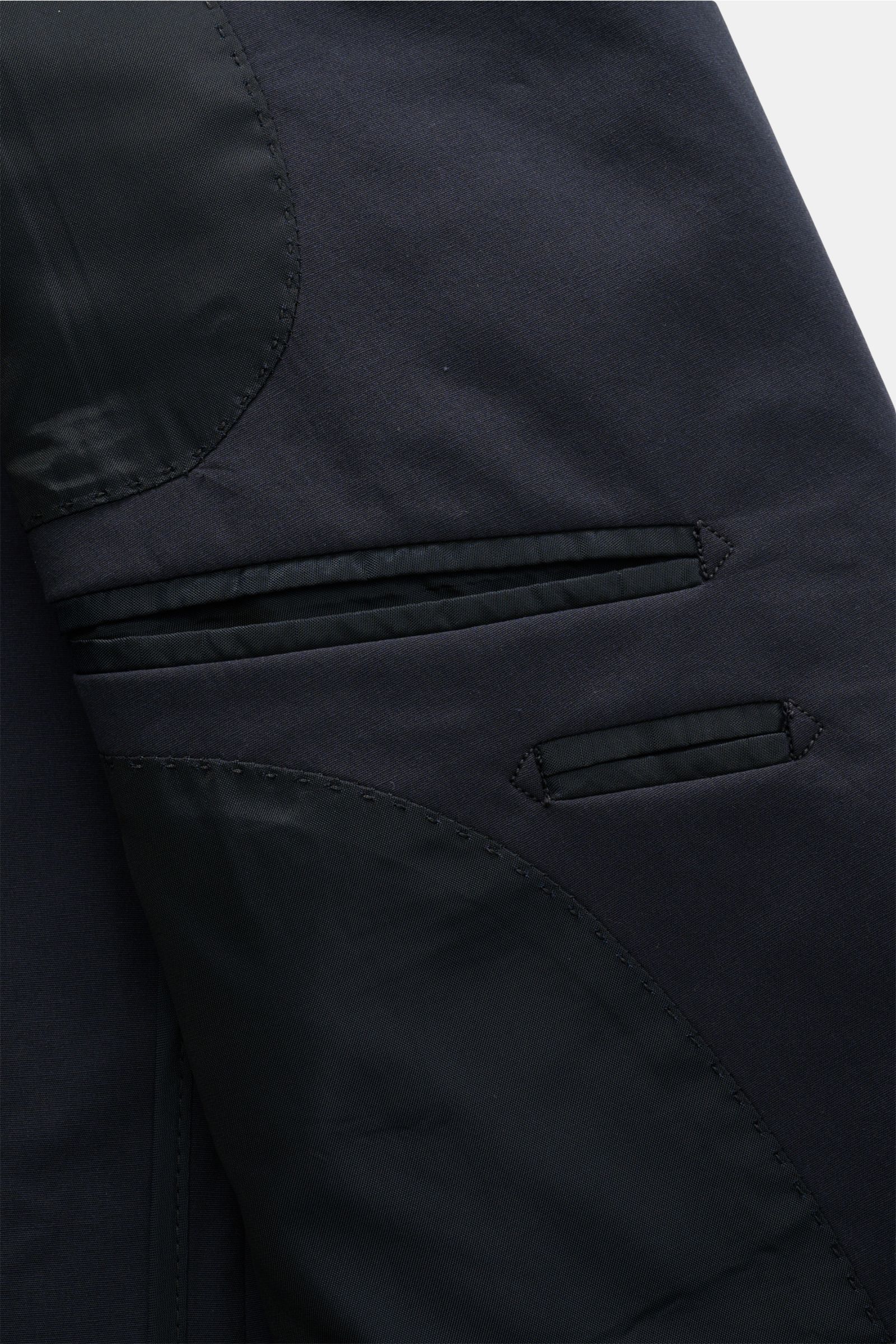 Nahaufnahme des halb gefütterten Innenfutters und Innentaschen des Tagliatore Anzugs 'Vesuvio' navy aus elastischer Baumwolle.