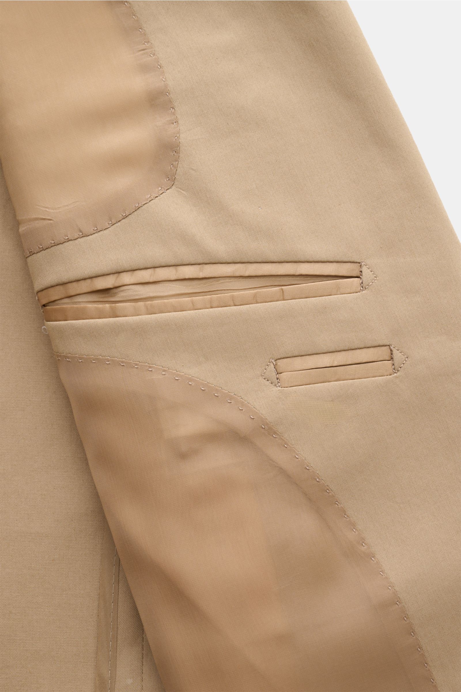 Tagliatore Anzug 'Vesuvio' beige, Detailaufnahme von innen mit halb gefüttertem Sakko, weicher Griff, elastische Schurwolle, Slim Fit, klassische Innentaschen.