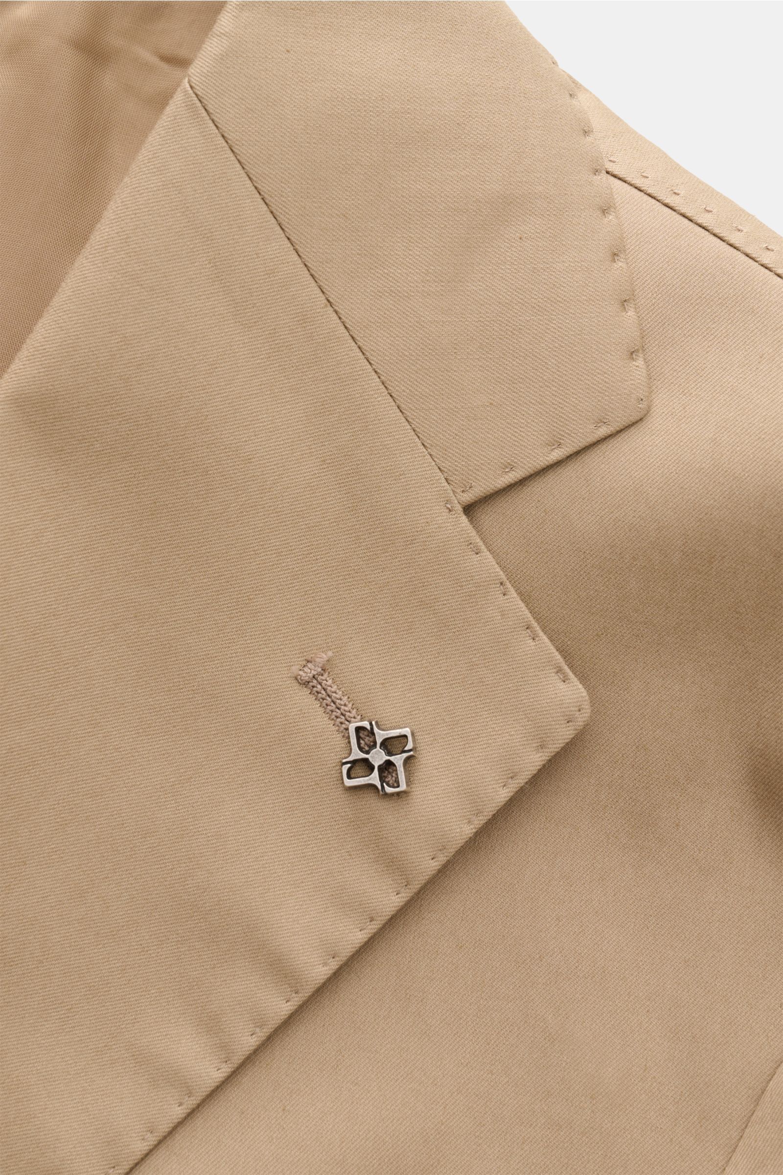Tagliatore Anzug 'Vesuvio' beige, Detailaufnahme Revers mit Pin, halb gefütterter Zweiteiler aus elastischer Schurwolle, Slim Fit, weicher Griff.