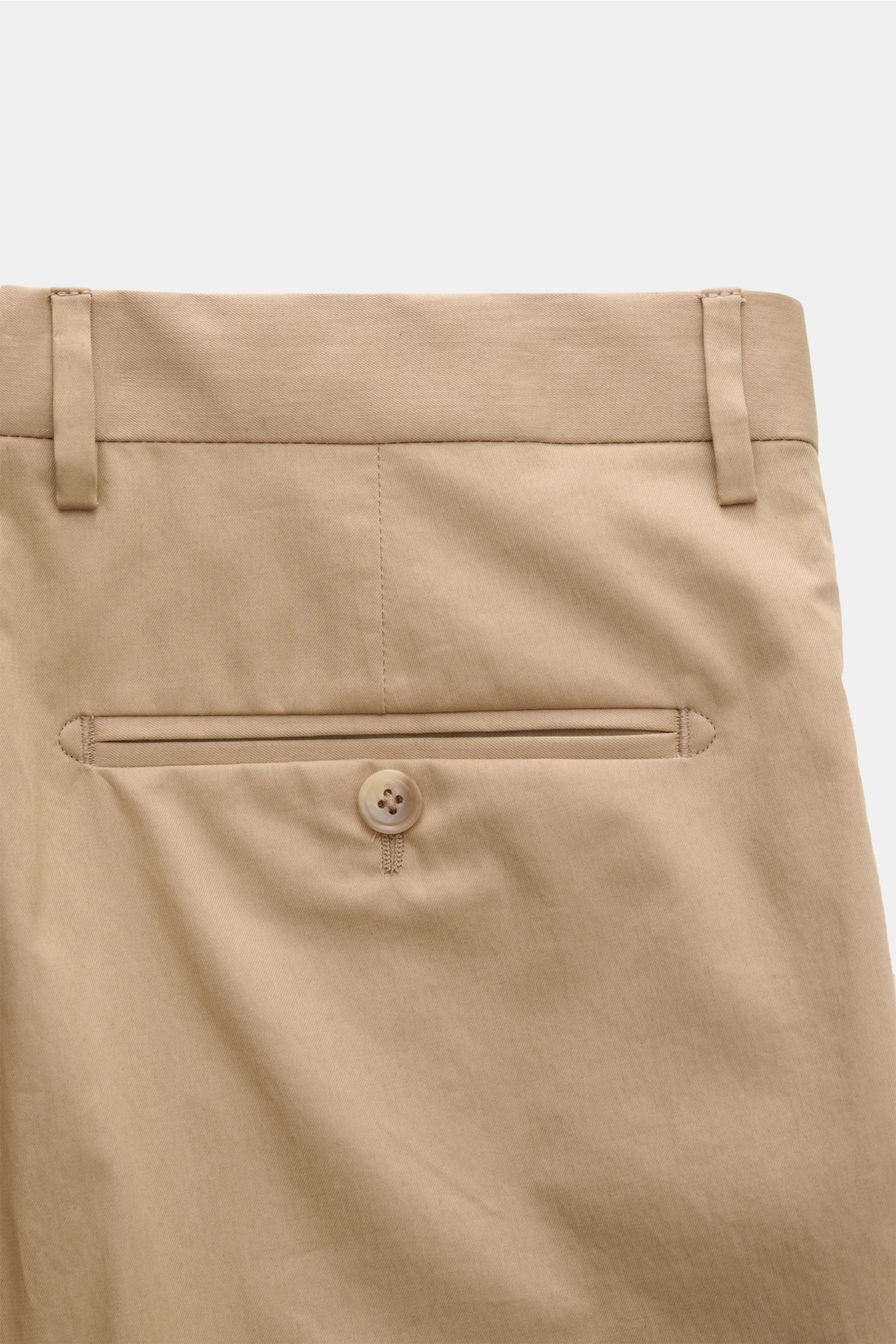 Beige Hose des Tagliatore Anzugs 'Vesuvio' in Nahaufnahme von hinten, elastische Schurwolle, schmal zulaufend, Gesäßtasche mit Knopf.