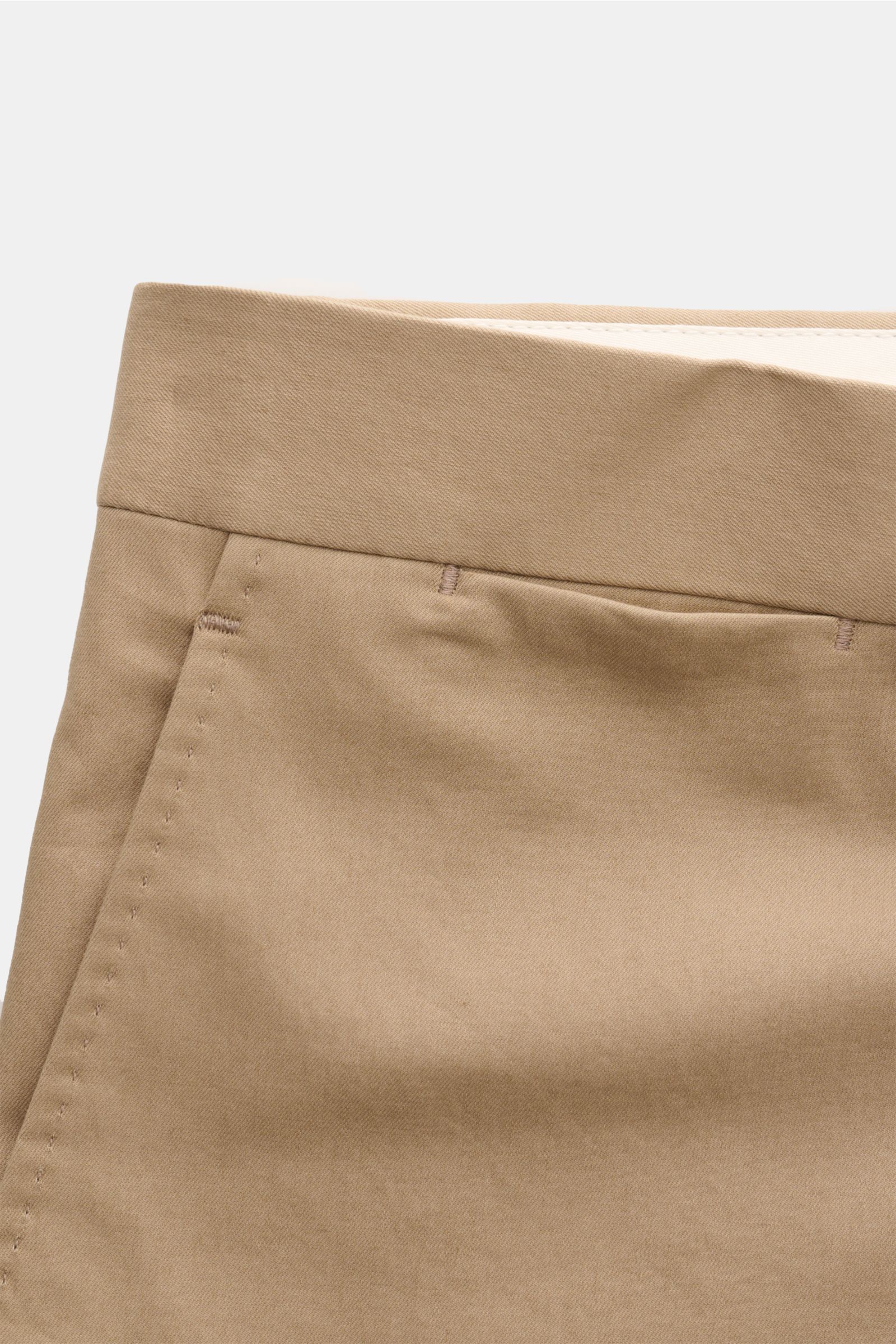 Beige Hose des Tagliatore Anzugs 'Vesuvio' aus elastischer Schurwolle, schmal zulaufend, mit französischen Taschen, Detailansicht von vorne.