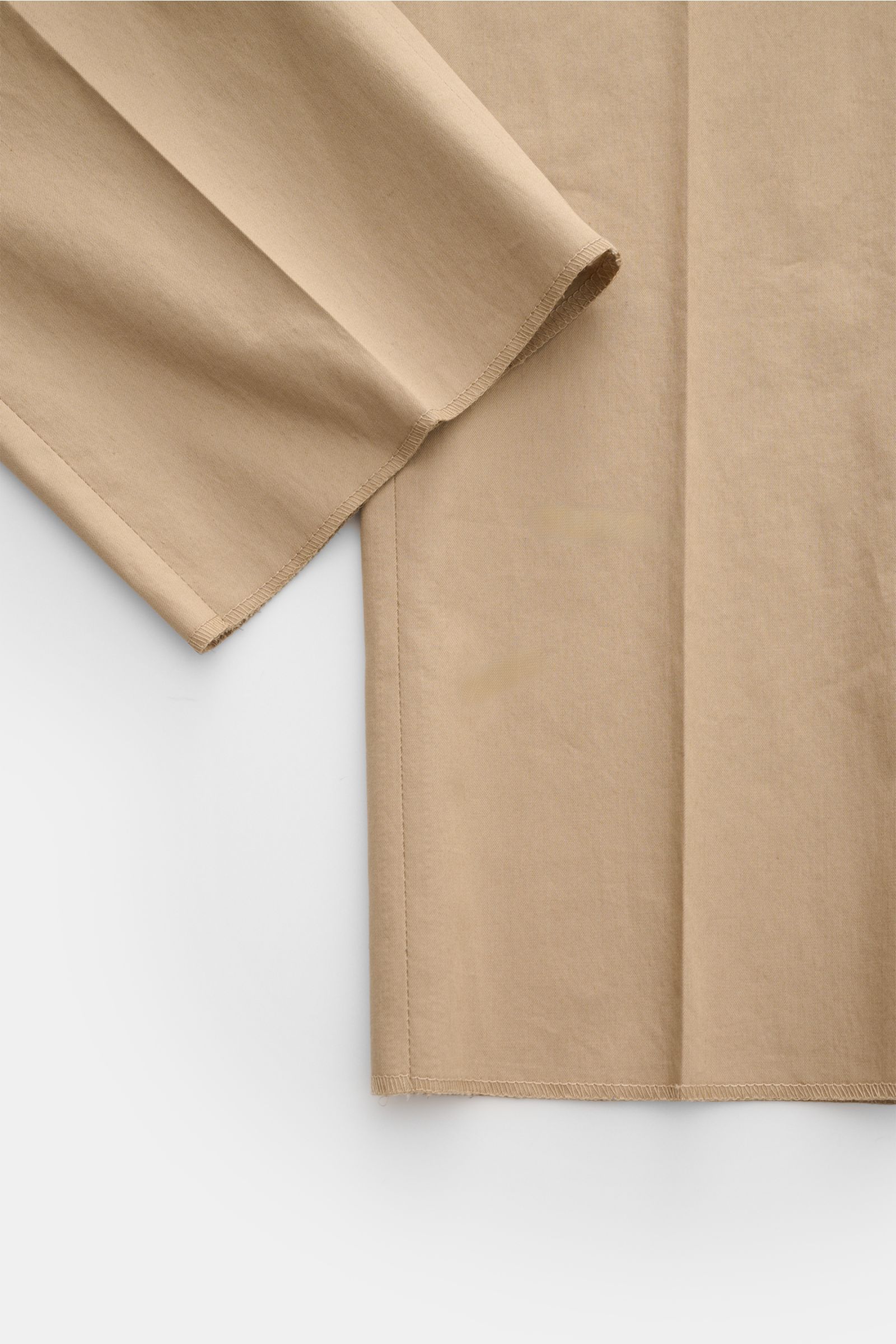 Beige Tagliatore Anzug 'Vesuvio' aus elastischer Schurwolle mit weichem Griff, Slim Fit, klassischem Pin-Stripes-Muster, Detailansicht Ärmel und Saum.
