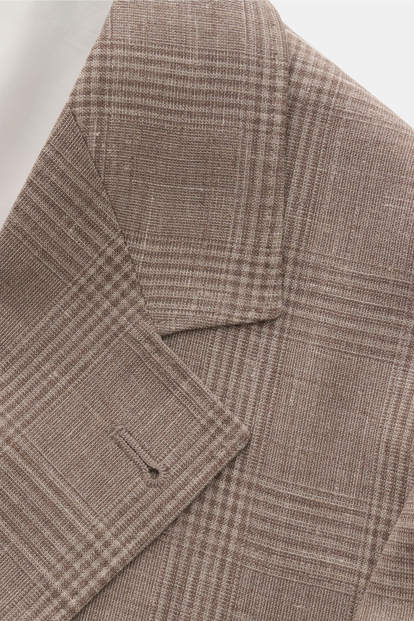 Nahaufnahme des fallenden Revers und Ärmels mit Knopfloch des graubraun/grau karierten Brunello Cucinelli Anzugs aus Wolle, Seide und Leinen.