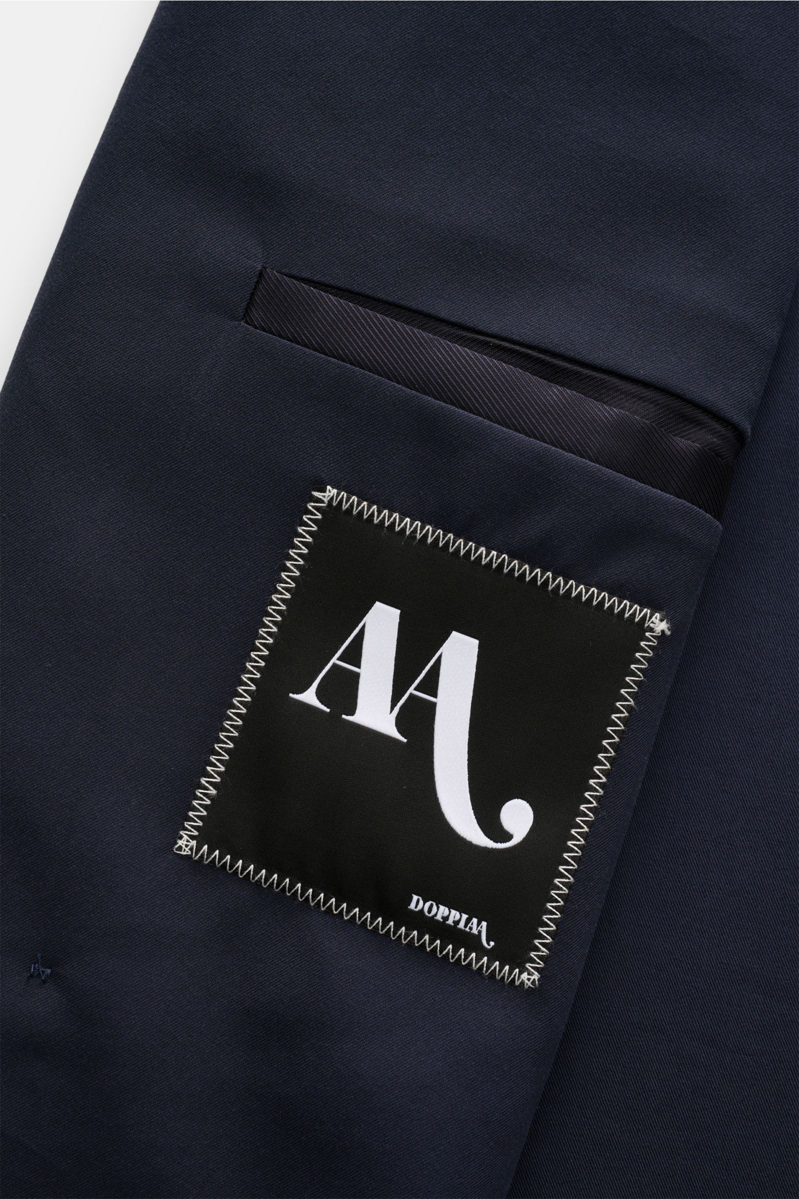 Nahaufnahme der Hosentasche des Doppiaa Anzugs 'Aanversant' navy aus reiner Baumwolle mit Label, weichem Griff, Regular Fit, Button Fly und Bundfalte.