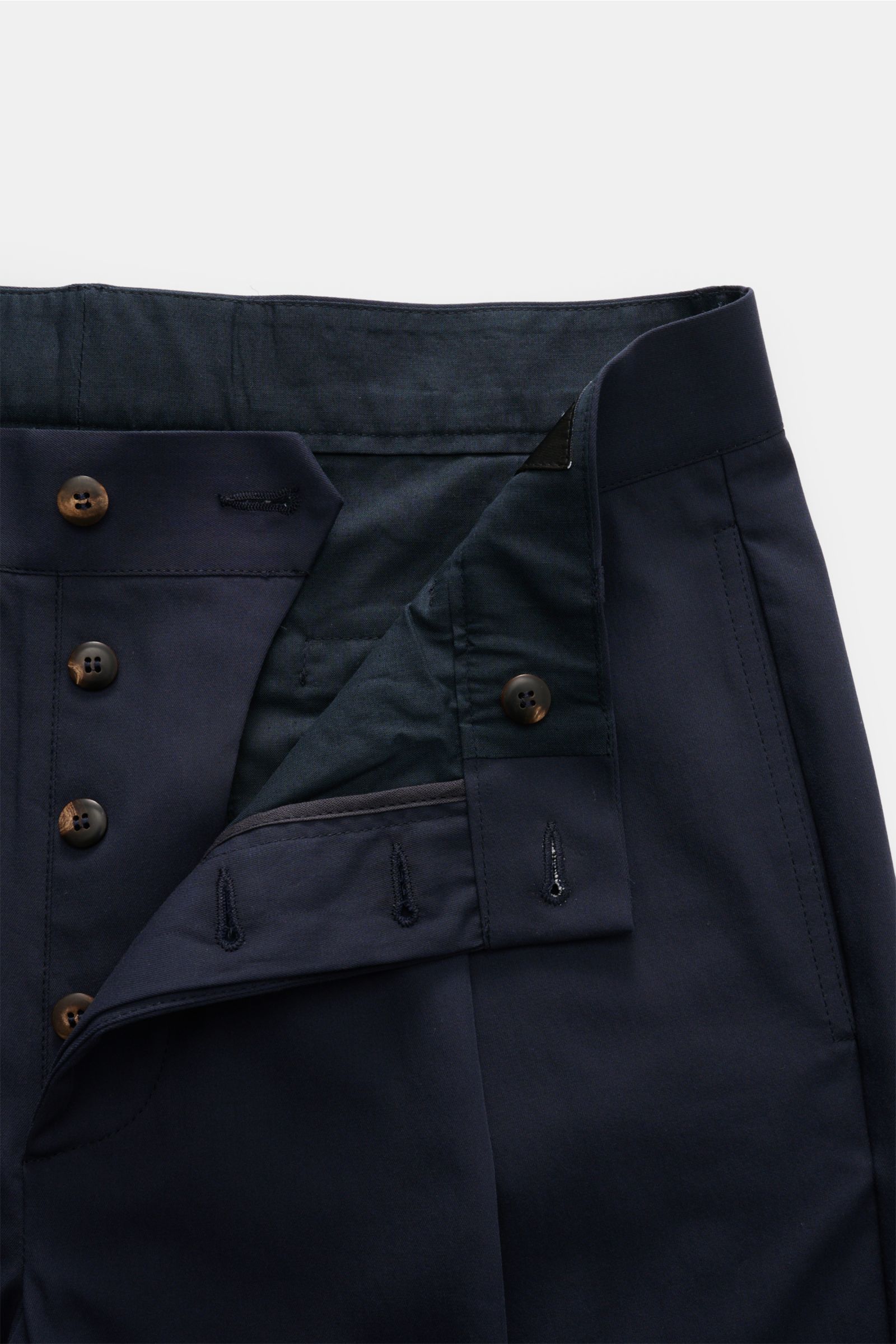 Nahaufnahme der geöffneten Bundpartie der Hose des Doppiaa Anzugs 'Aanversant' navy aus reiner Baumwolle mit Button Fly und weichem Griff.
