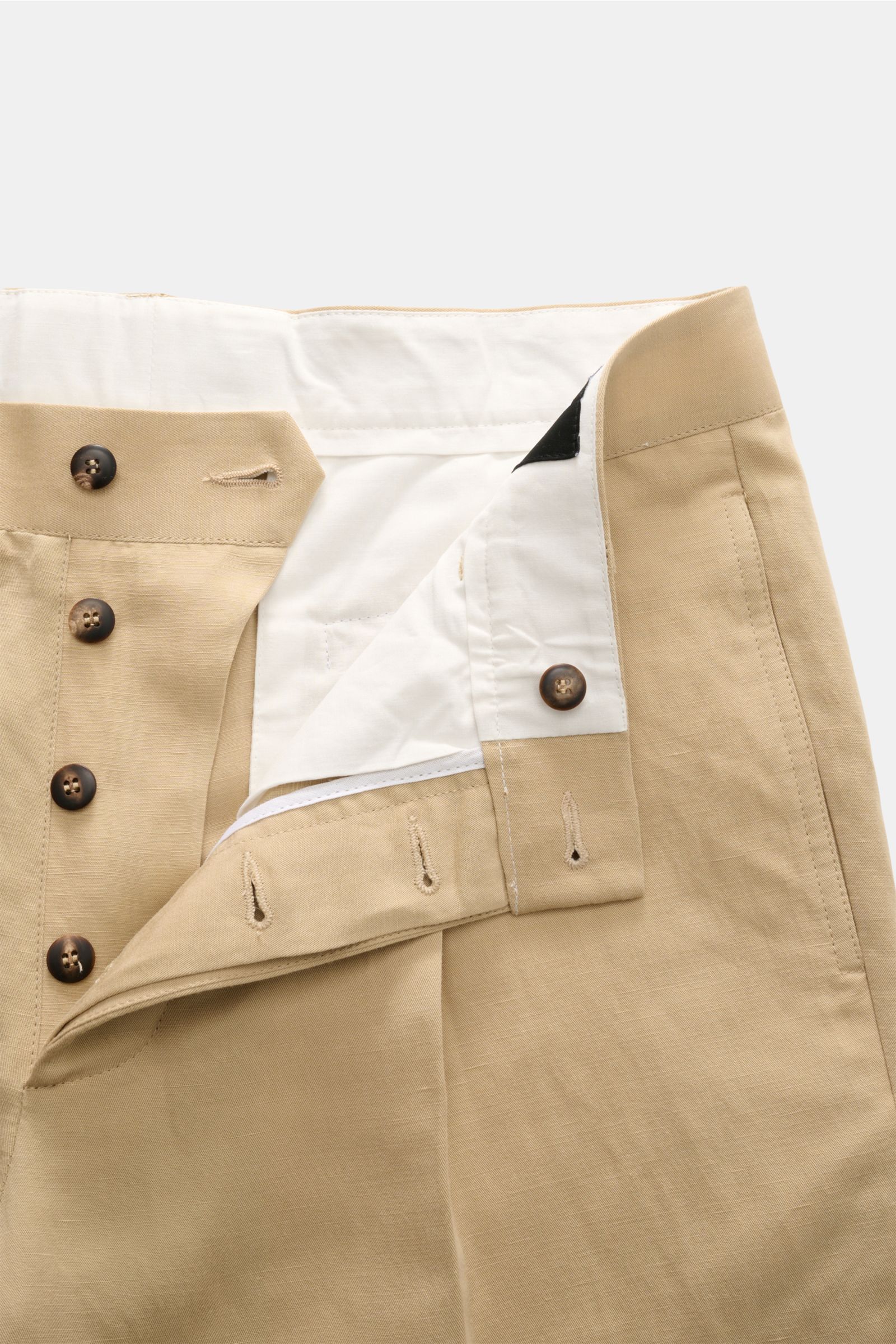 Close-up front view of the button fly and waistband of the Doppiaa Anzug 'Aanetoant' beige trousers, showcasing lyocell-linen fabric and soft texture.