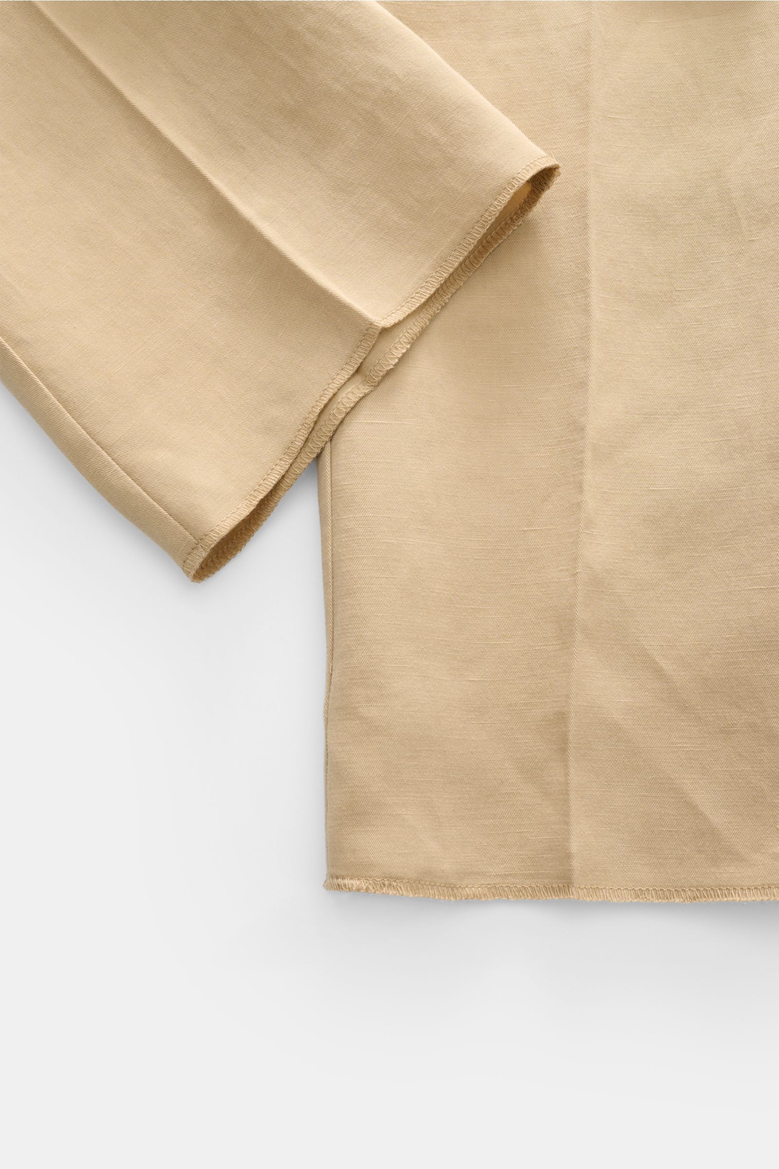 Close-up view of the sleeve and side of the Doppiaa Anzug 'Aanetoant' beige suit, made of soft Lyocell-linen mix with unconstructed design for summer comfort. Sommerliches Tailoring: Der Anzug von DOPPIAA aus geschmeidigem Lyocell-Leinenmix verbindet ents