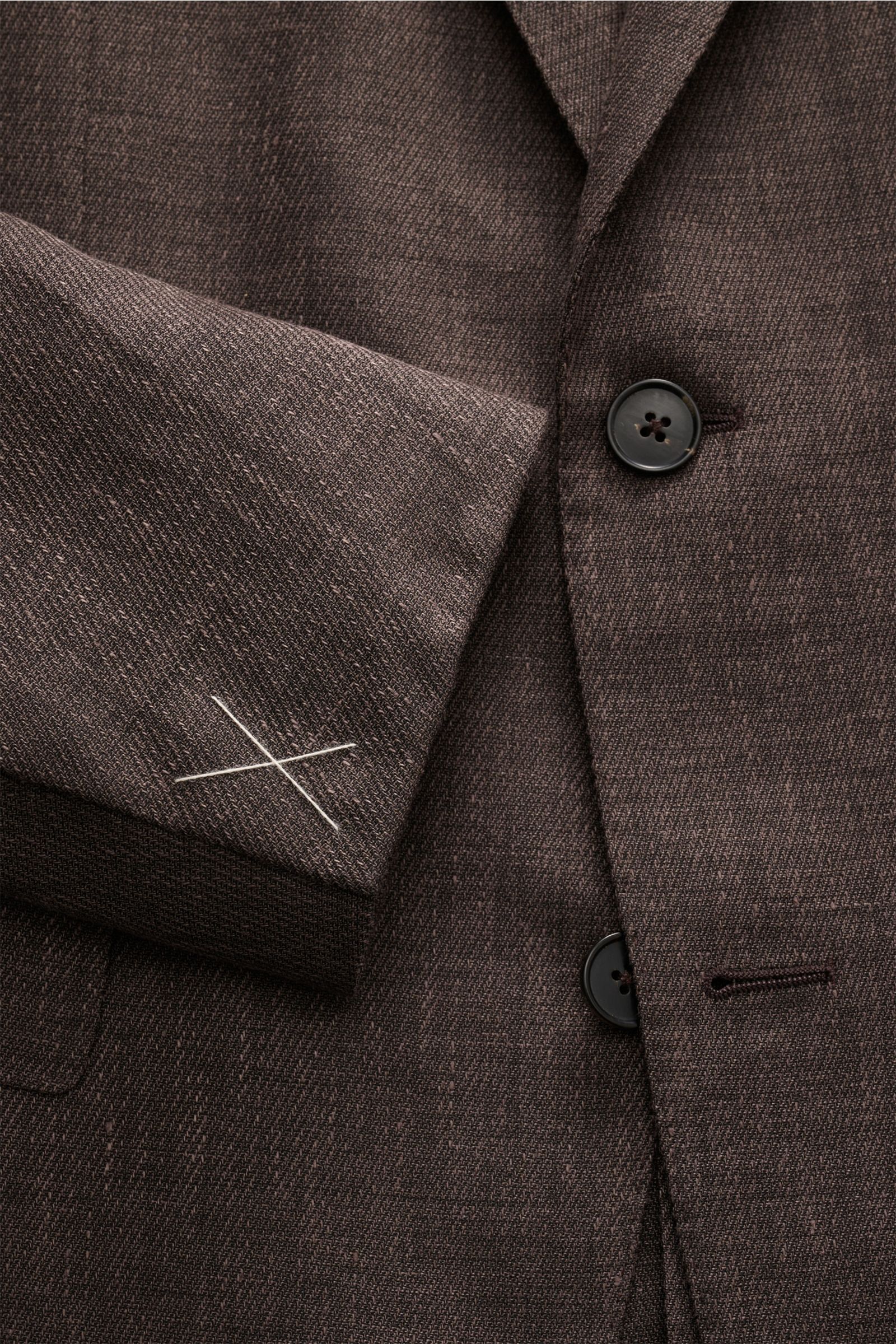 Zegna Anzug 'Natural' dunkelbraun meliert close-up showing fabric texture, buttons, and sleeve stitching from a top-front angle.