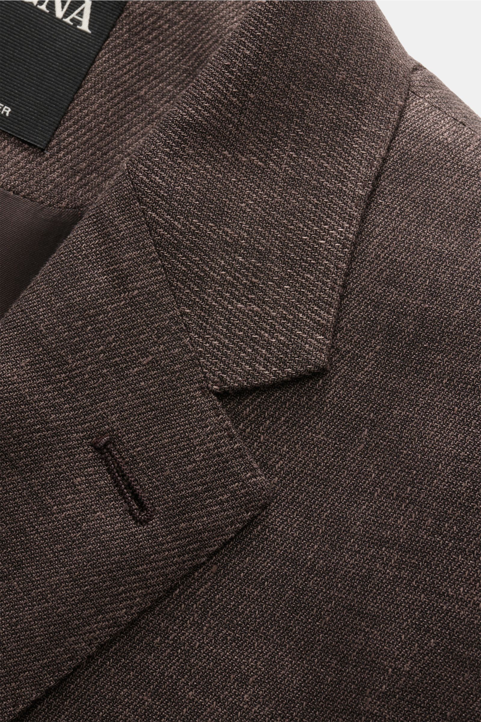 Close-up view of the lapel and collar details of the Zegna Anzug 'Natural' dunkelbraun meliert, showcasing the textured wool, linen, and silk fabric with a slim fit design.

Description: Souveräne Eleganz auf höchstem Niveau: Der Anzug 'Natural' von 