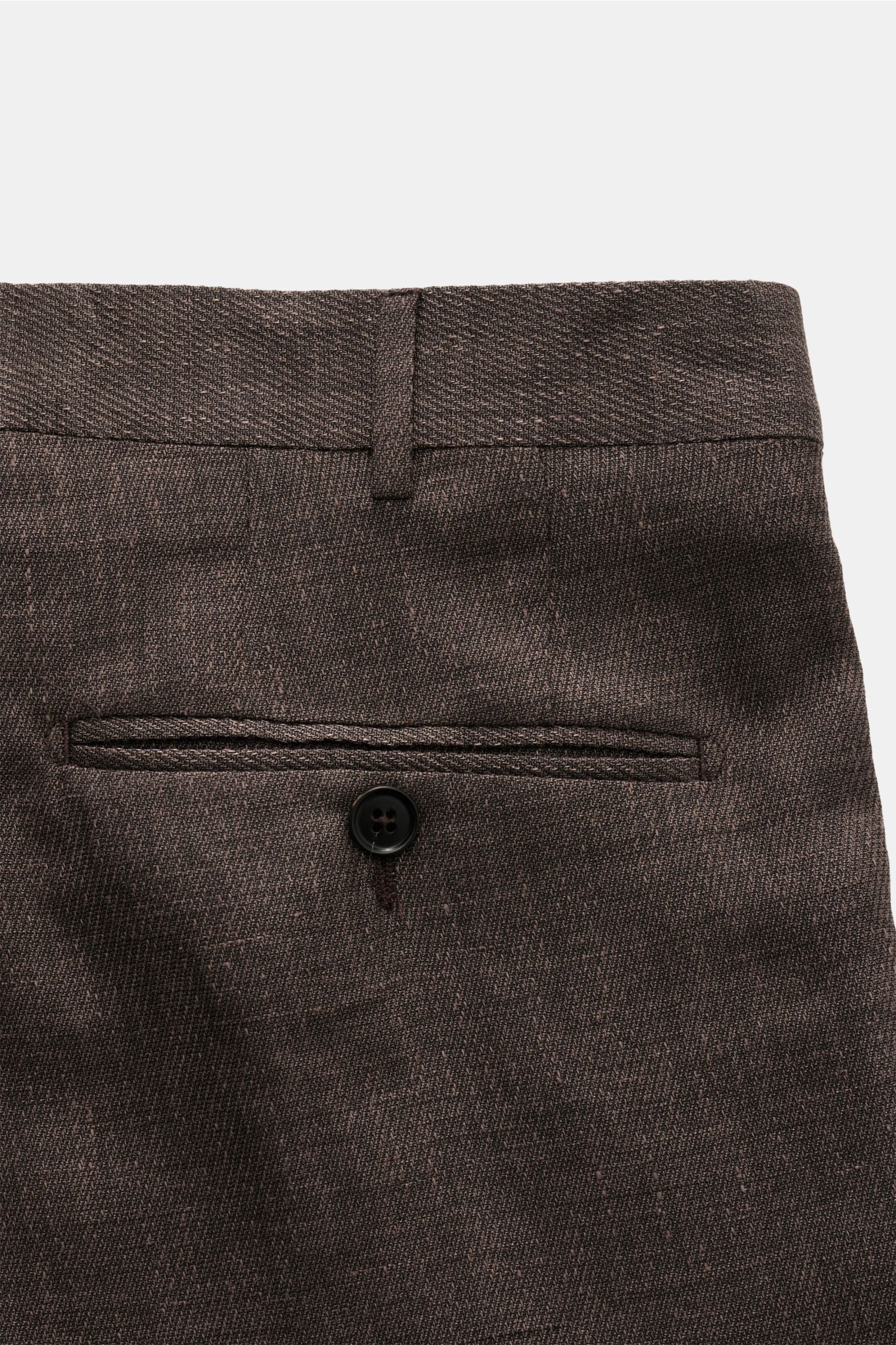Close-up rear view of the Zegna Anzug 'Natural' dunkelbraun meliert suit pants pocket with button, showcasing a wool, linen & silk blend texture. Souveräne Eleganz auf höchstem Niveau: Der Anzug 'Natural' von 