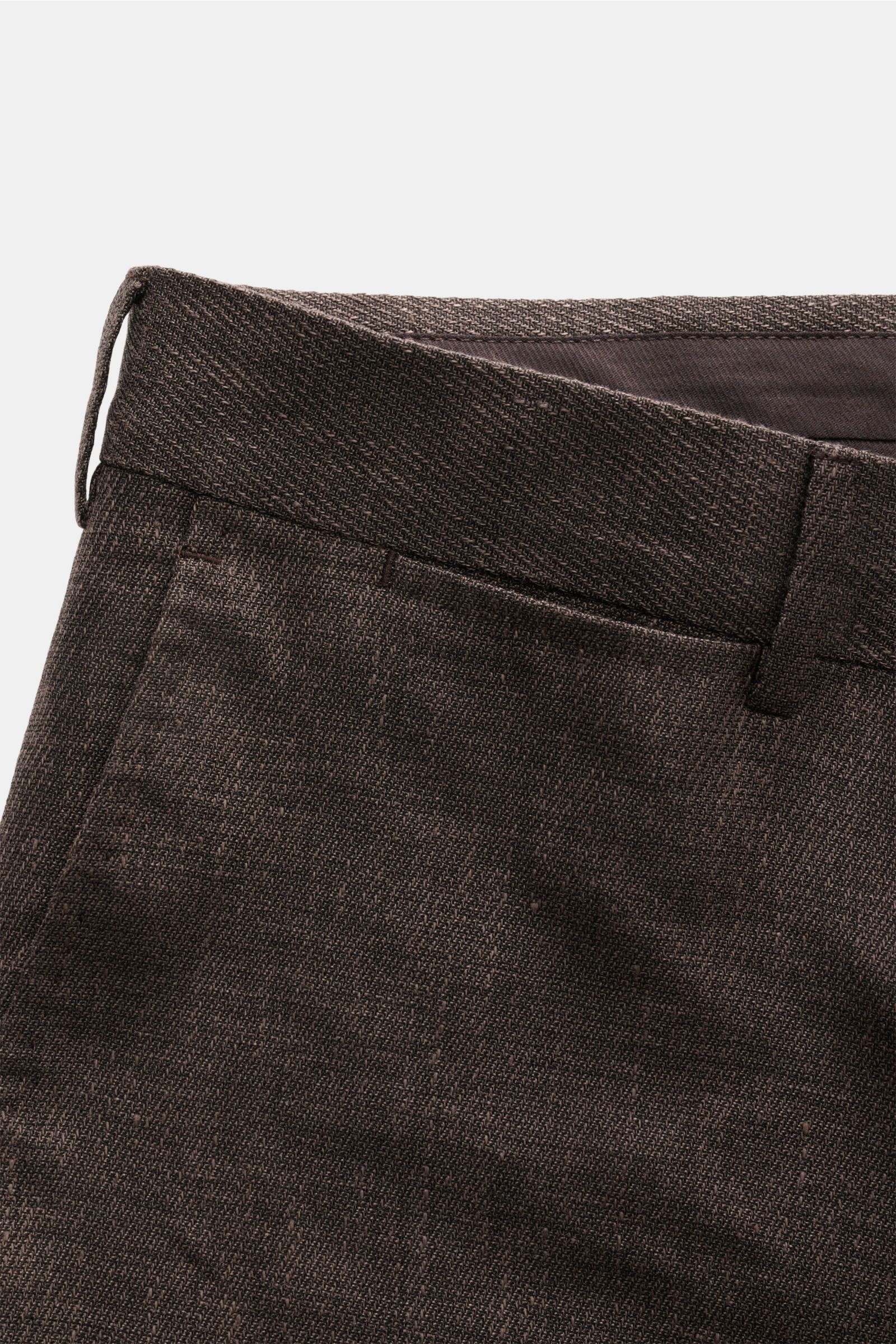 Close-up view of the waistband and upper front section of the Zegna Anzug 'Natural' dunkelbraun meliert trousers, showcasing the detailed wool, linen, and silk blend fabric with a soft, material-typical texture and distinctive weave structure. Souverän